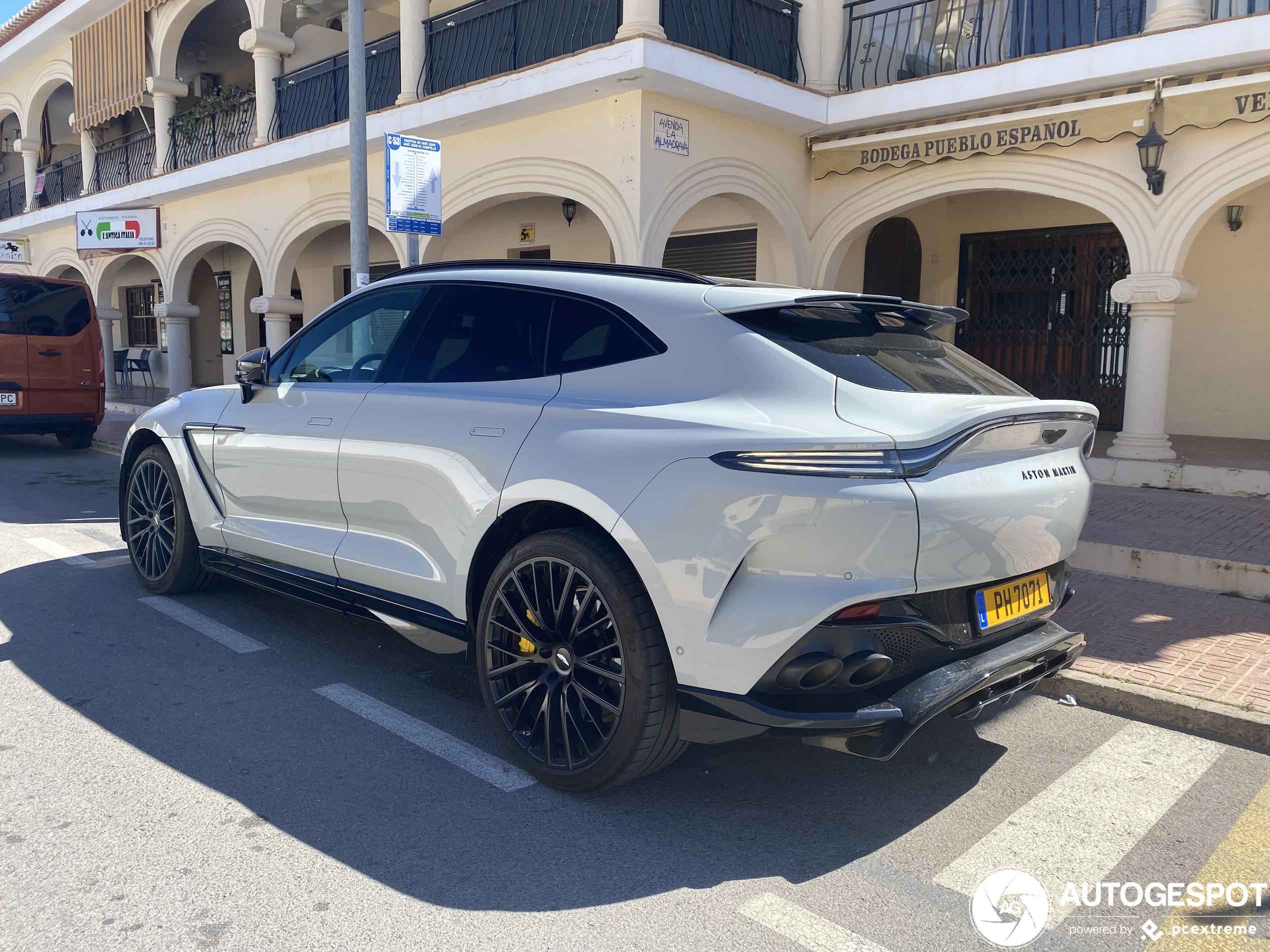 Aston Martin DBX707