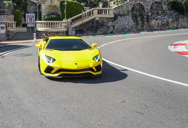 Lamborghini Aventador S LP740-4