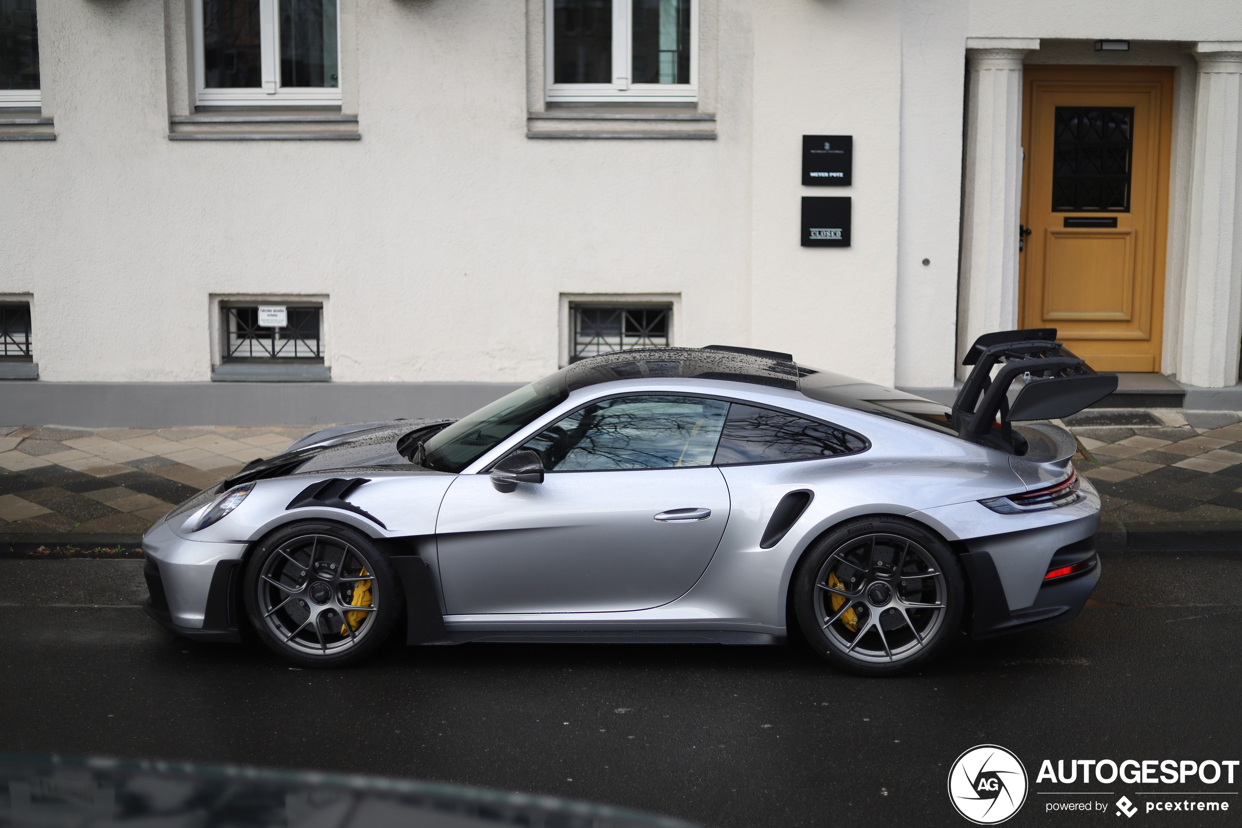 Daar hebben we weer tweemaal de Porsche 992 GT3 RS