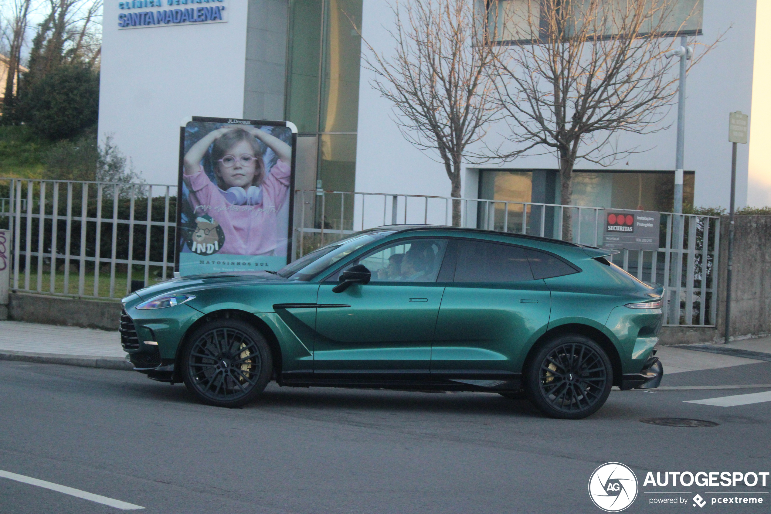 Aston Martin DBX707