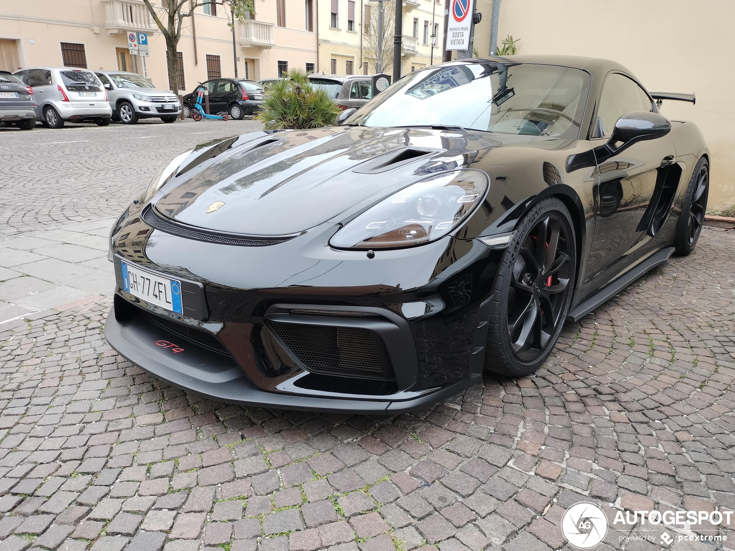 Porsche 718 Cayman GT4