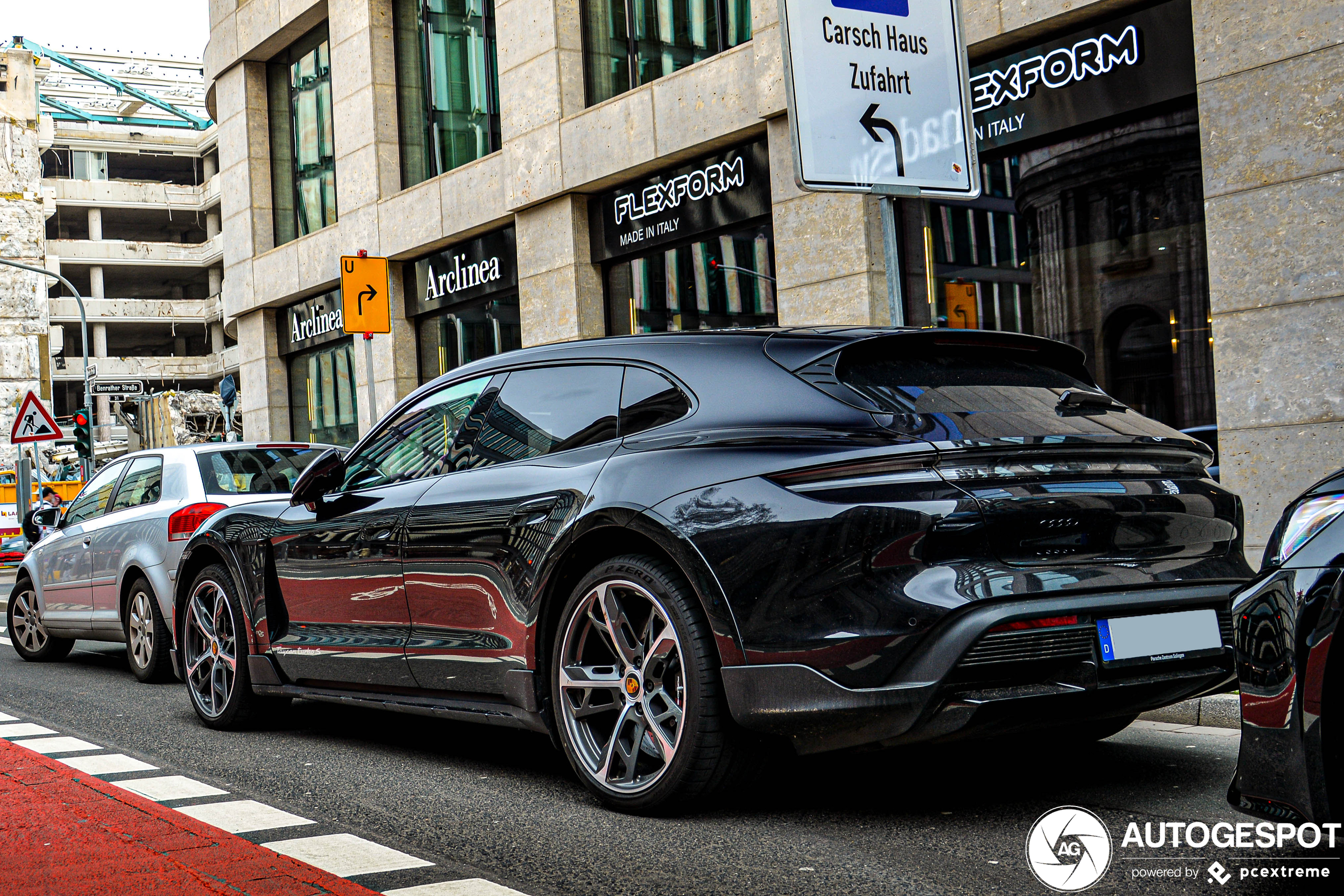 Porsche Taycan Turbo S Cross Turismo