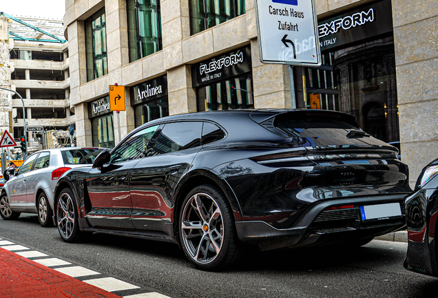 Porsche Taycan Turbo S Cross Turismo