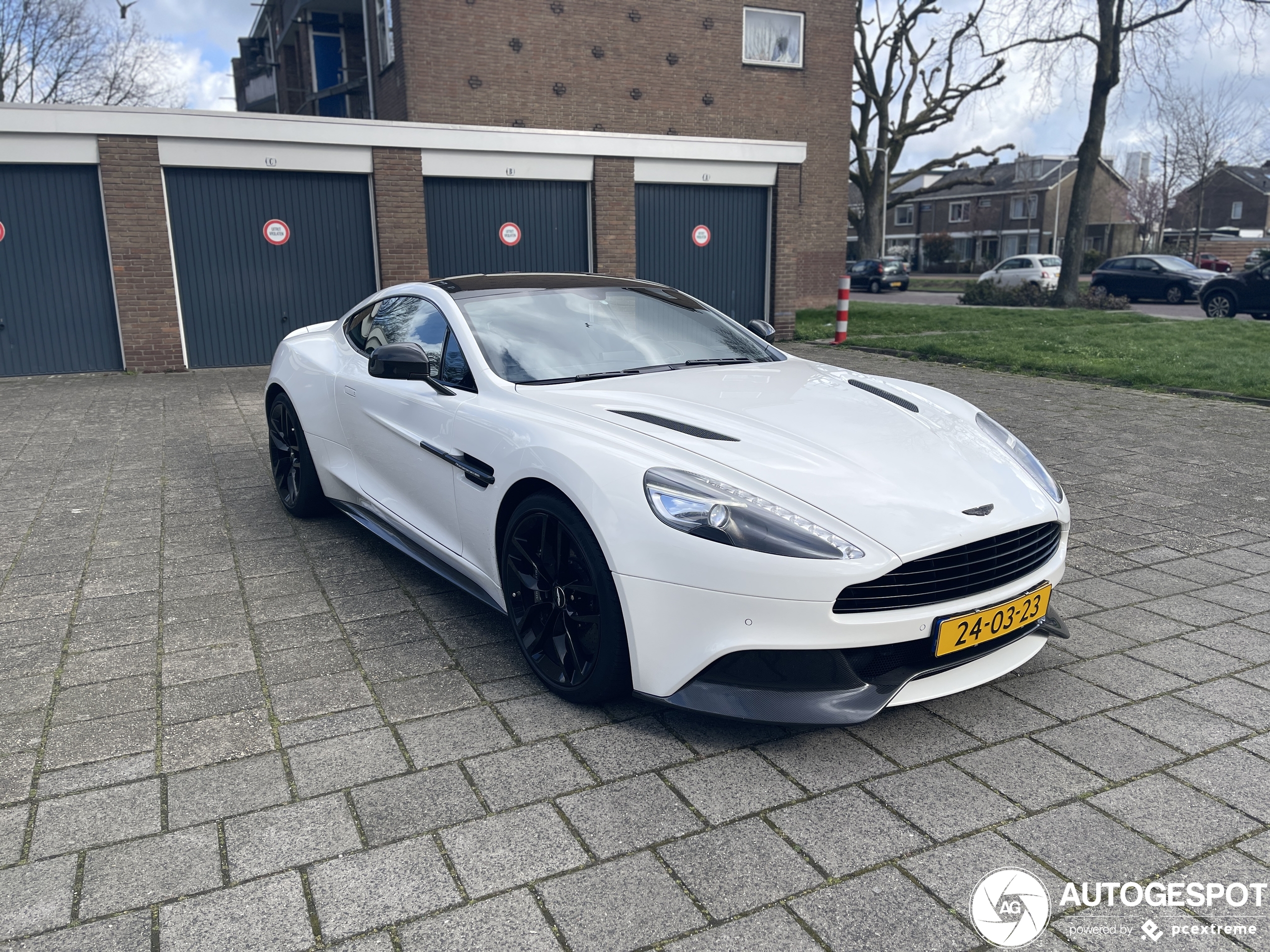 Aston Martin Vanquish 2015 Carbon White Edition