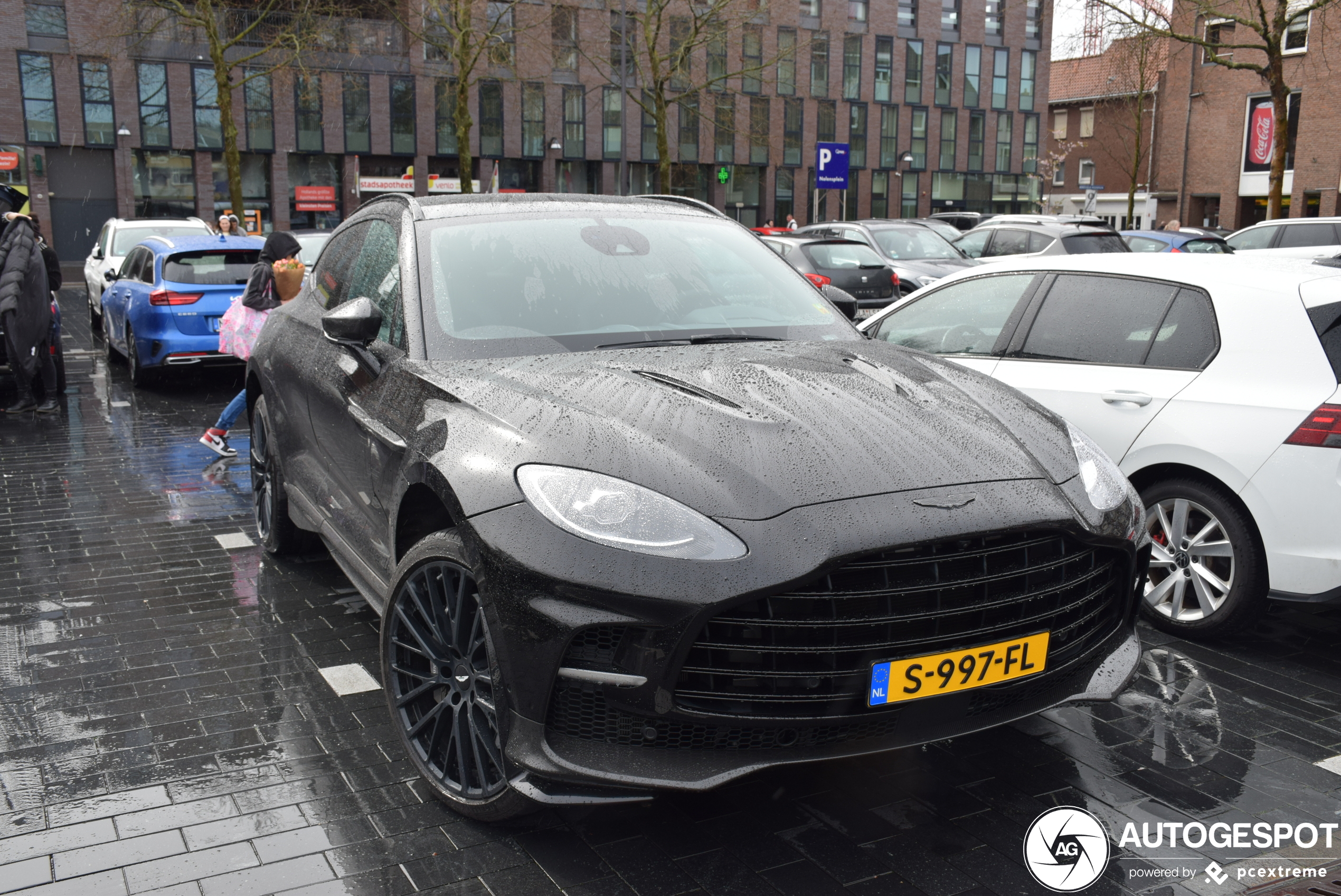 Aston Martin DBX707