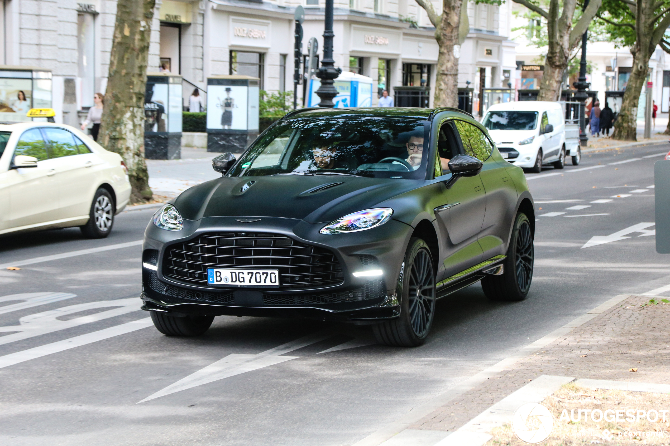 Aston Martin DBX707