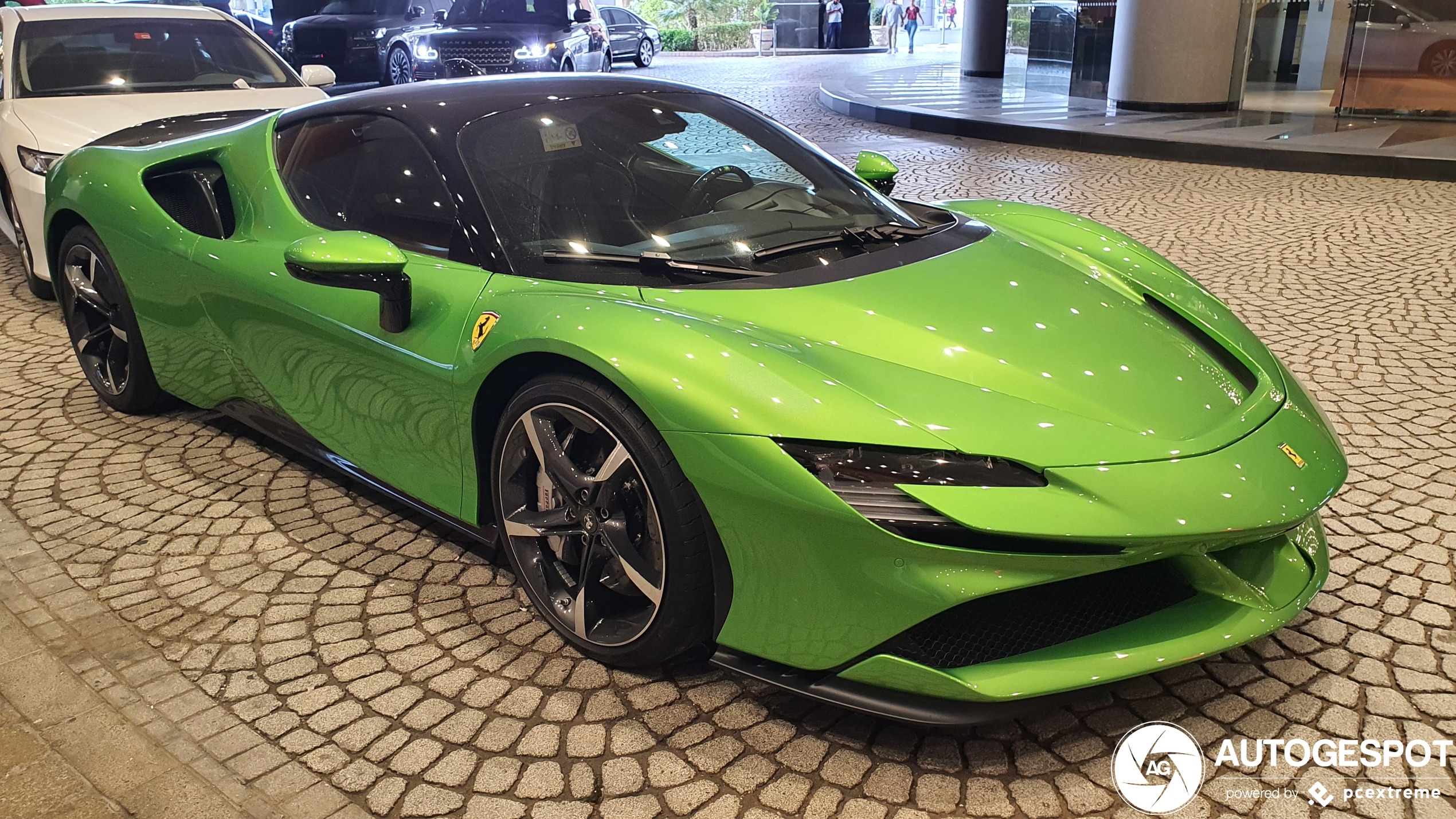 Appeltjesgroene Ferrari in Dubai