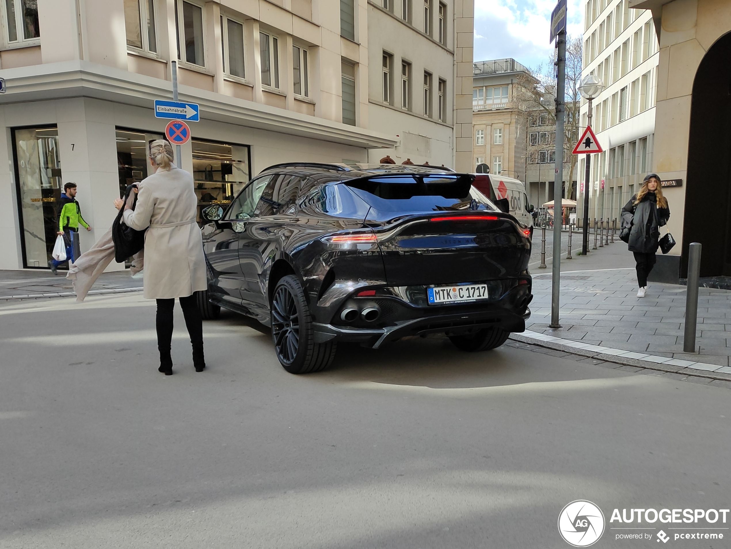 Aston Martin DBX707