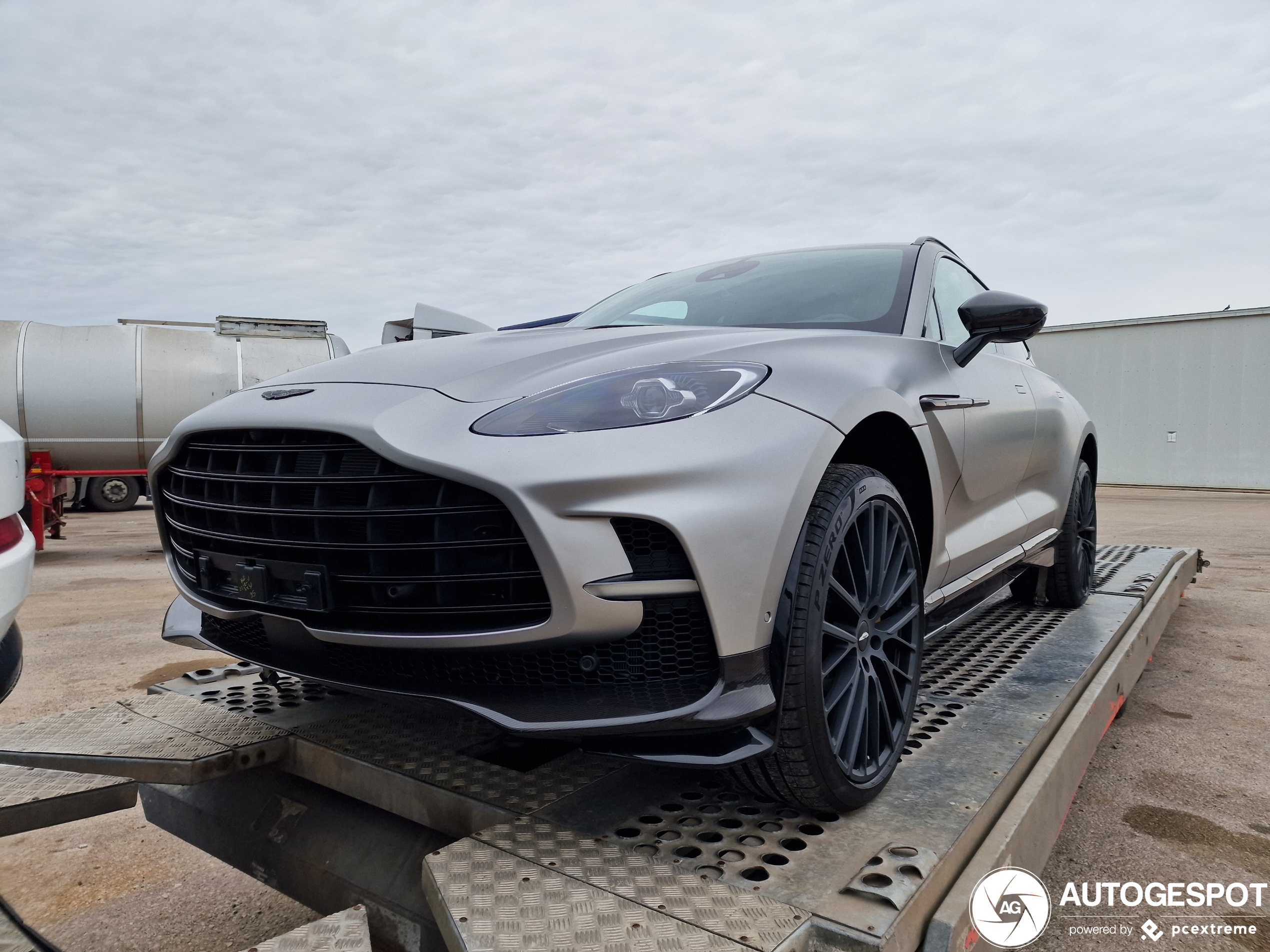 Aston Martin DBX707