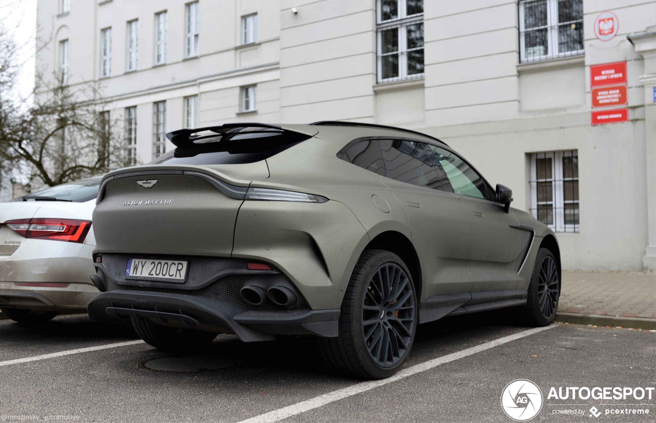 Aston Martin DBX707