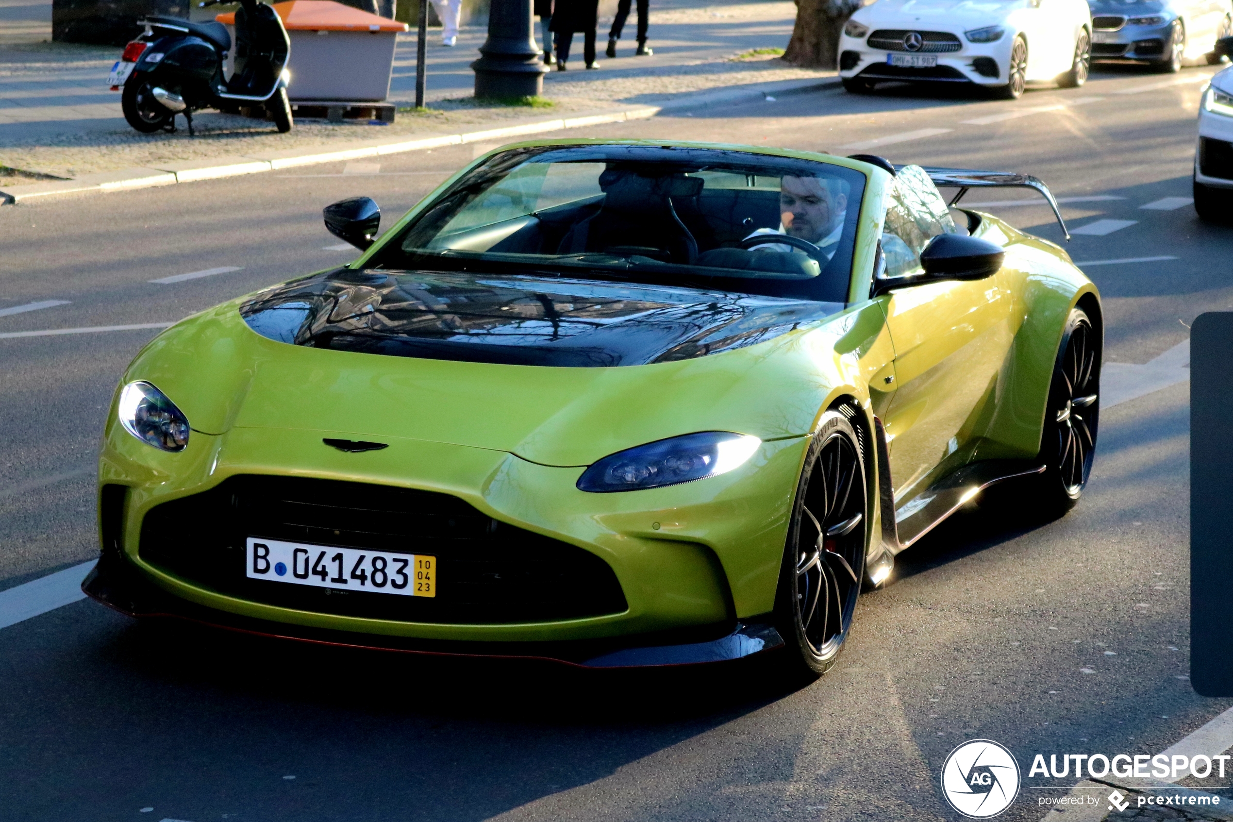 Aston Martin V12 Vantage Roadster is ready for summer