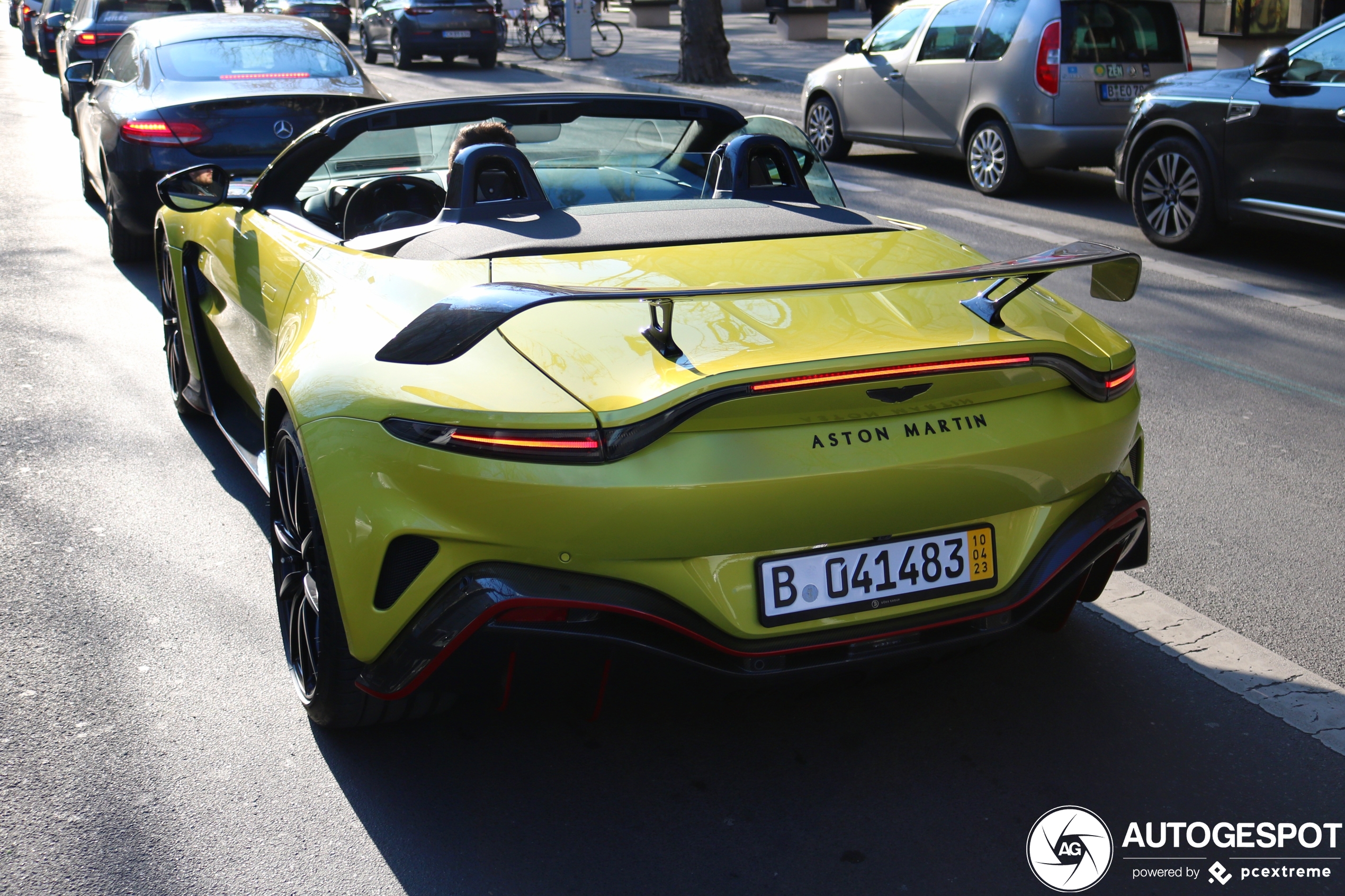 Aston Martin V12 Vantage Roadster is ready for summer