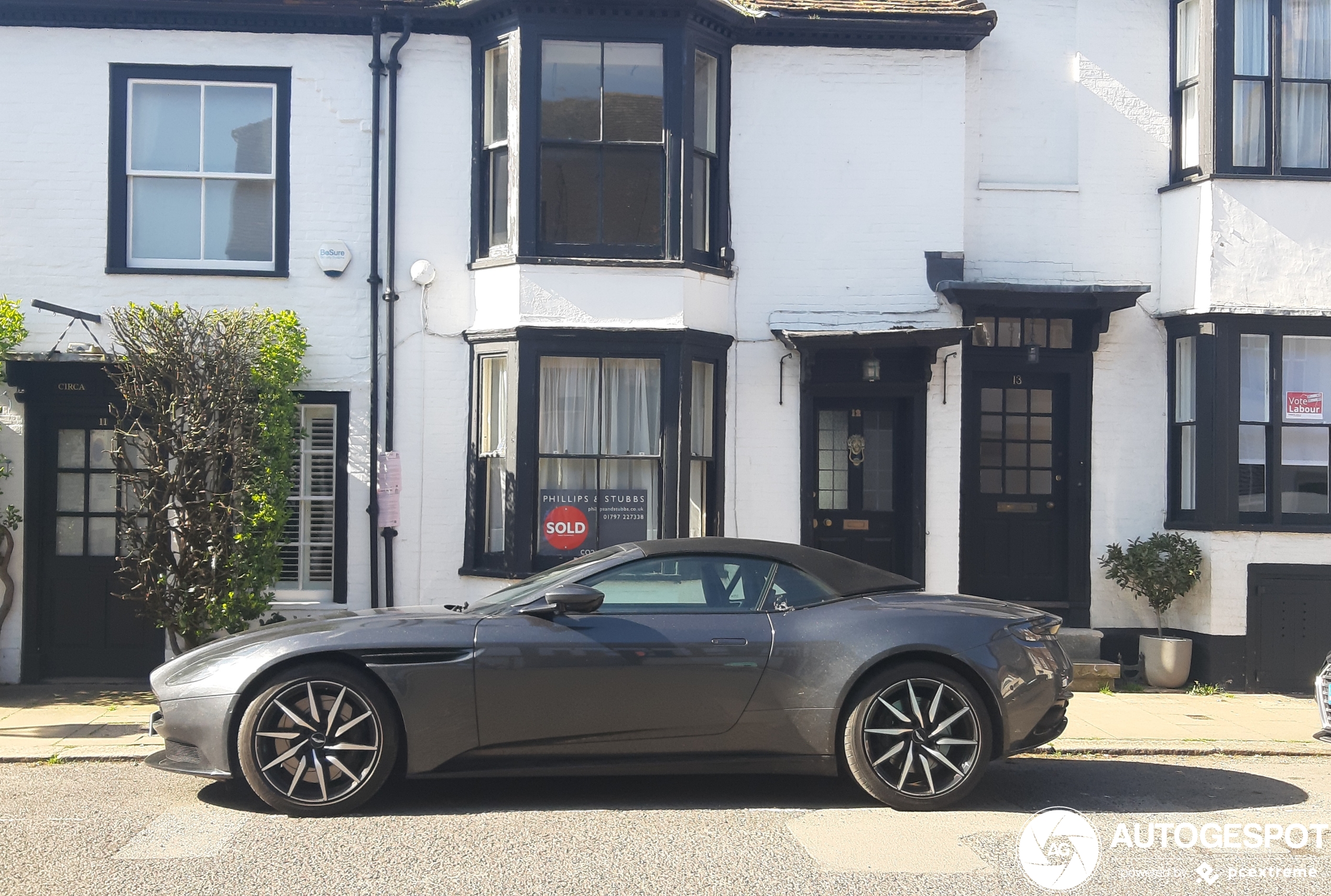 Aston Martin DB11 V8 Volante