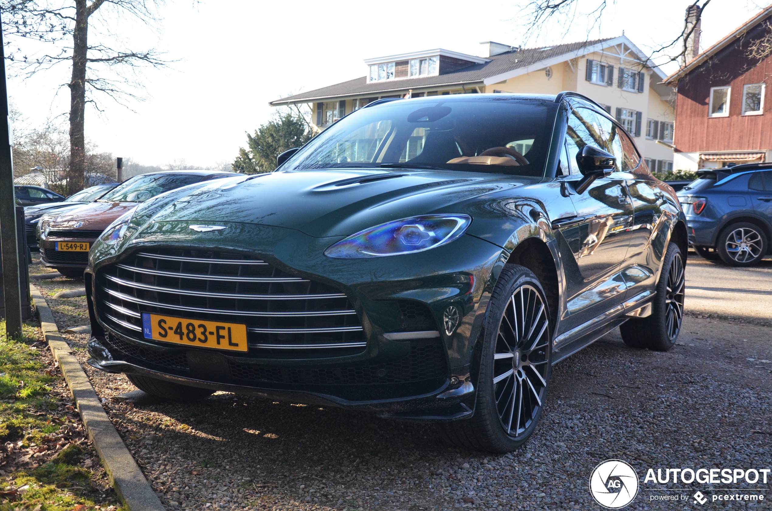 Aston Martin DBX707