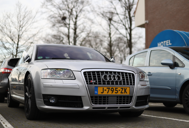 Audi S8 D3