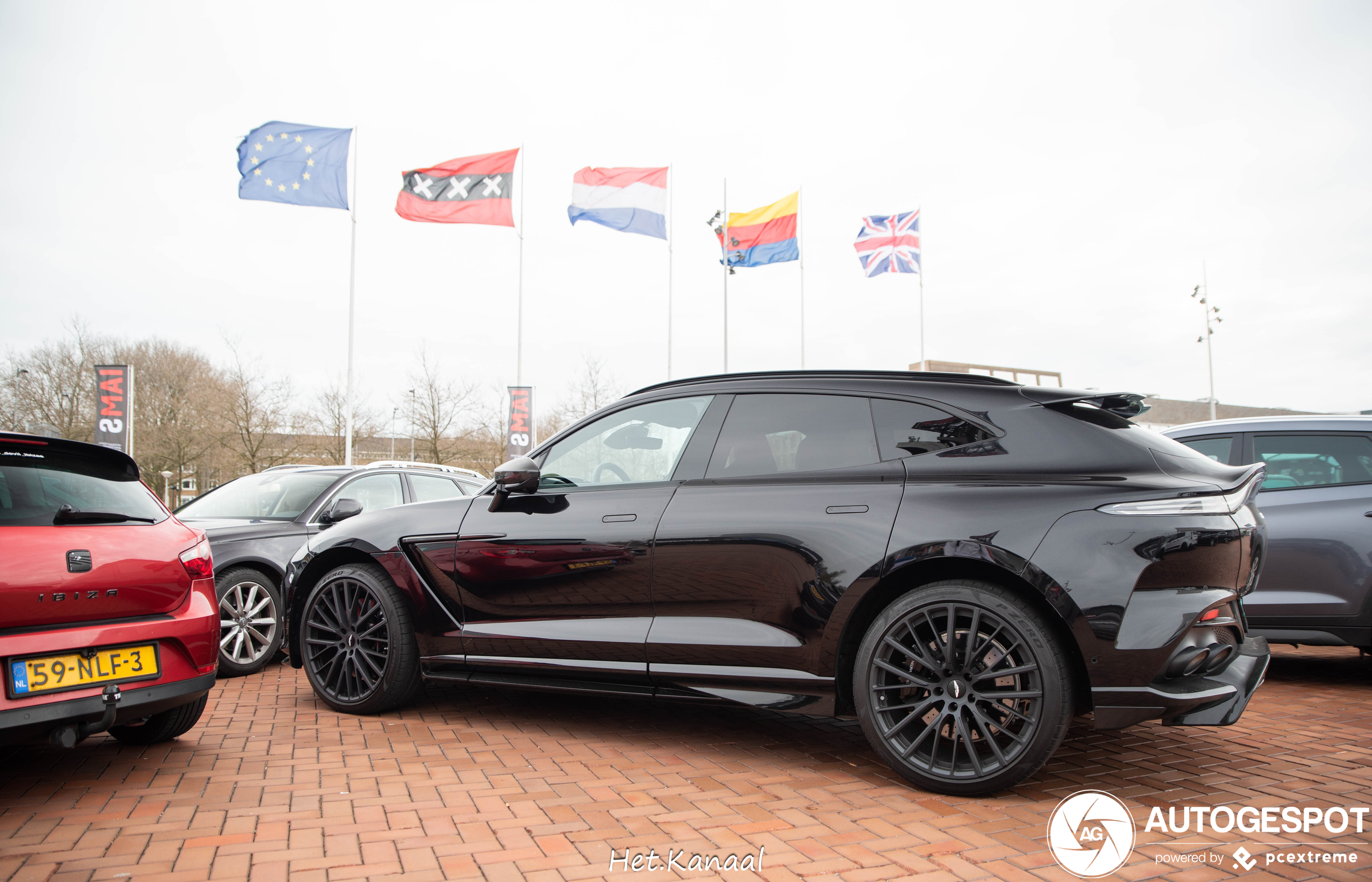 Aston Martin DBX707