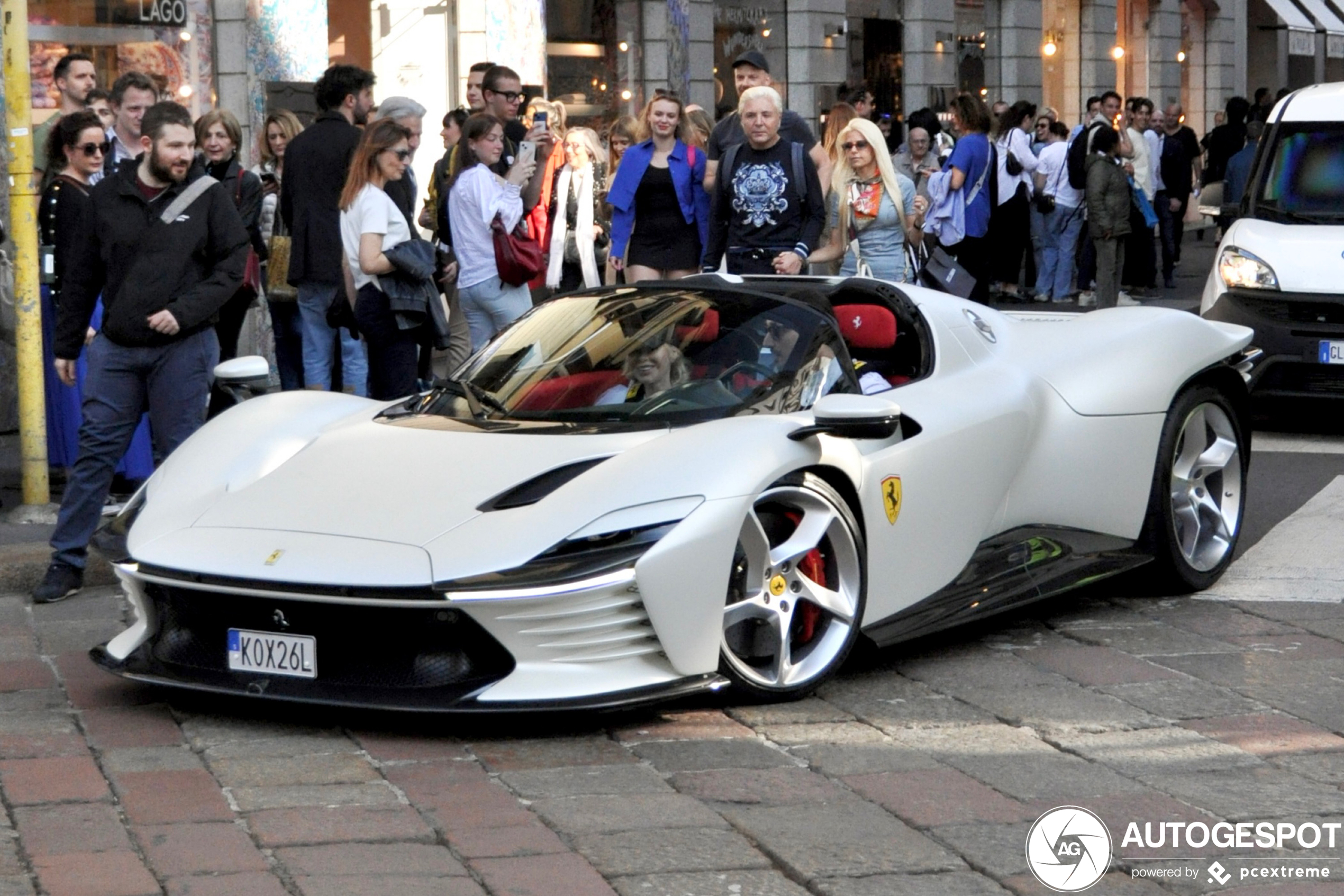 Zlatan Ibrahimovic showt zijn Ferrari Daytona SP3 in Milaan