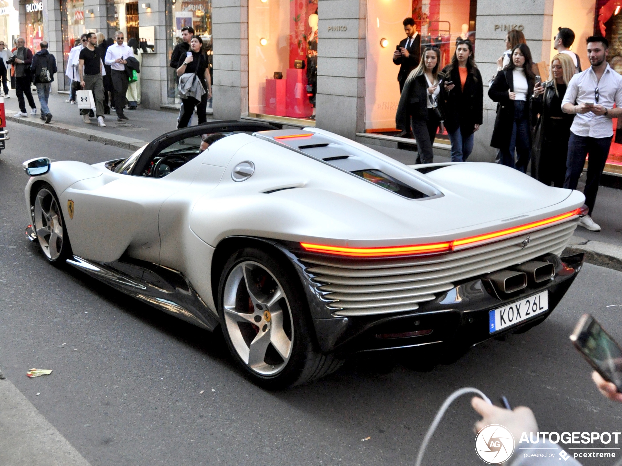 Zlatan Ibrahimovic showt zijn Ferrari Daytona SP3 in Milaan