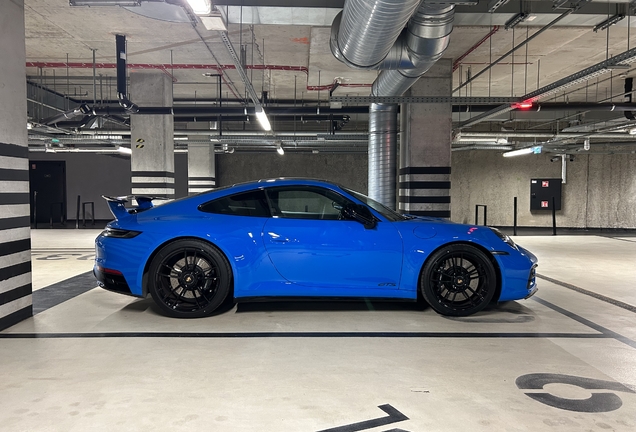 Porsche 992 Carrera 4 GTS