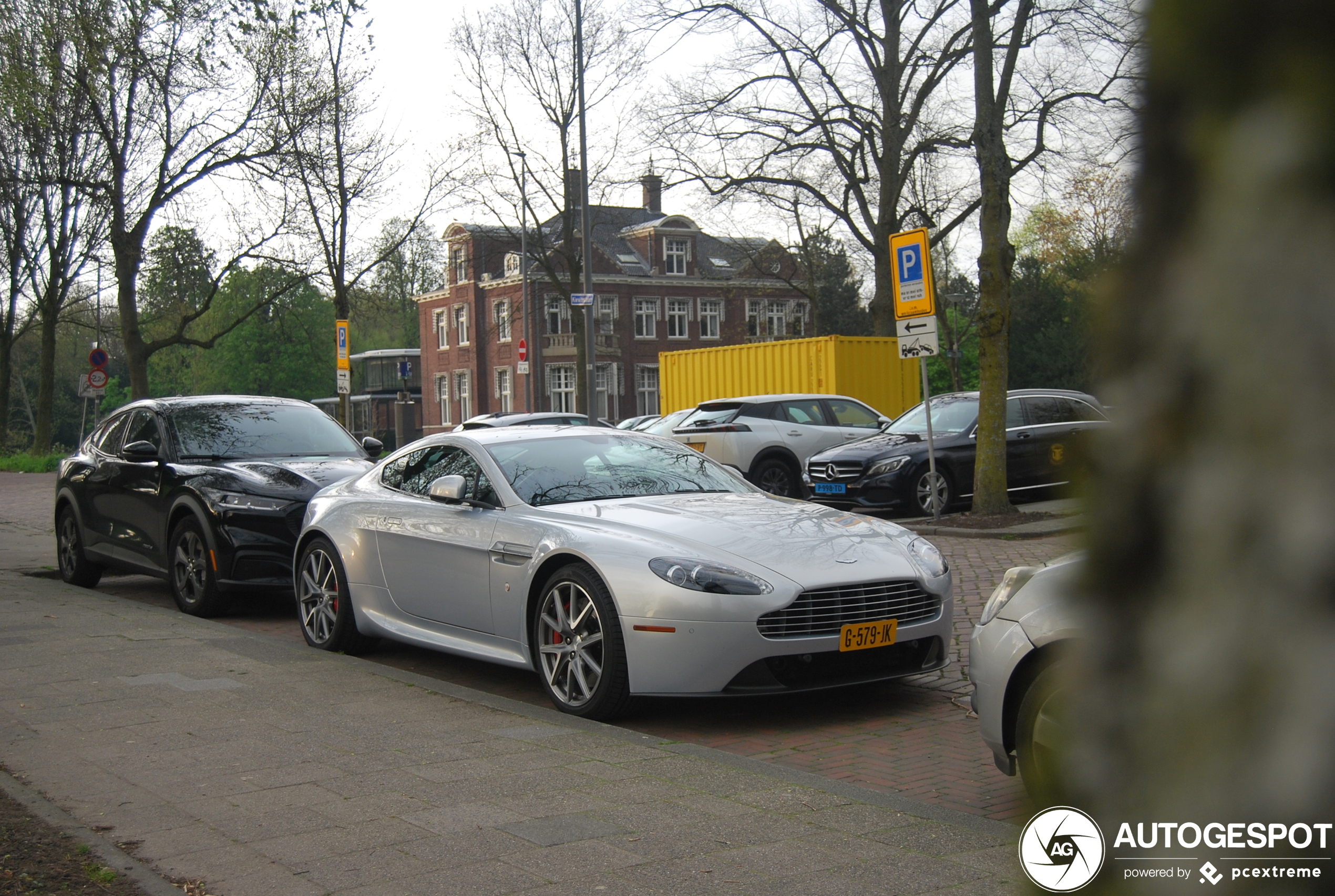 Aston Martin V8 Vantage 2012