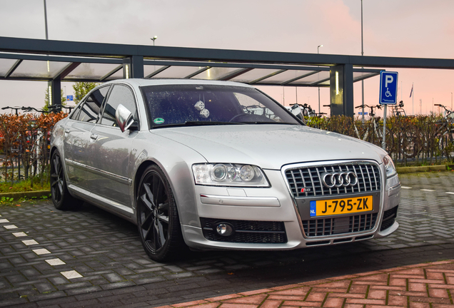 Audi S8 D3