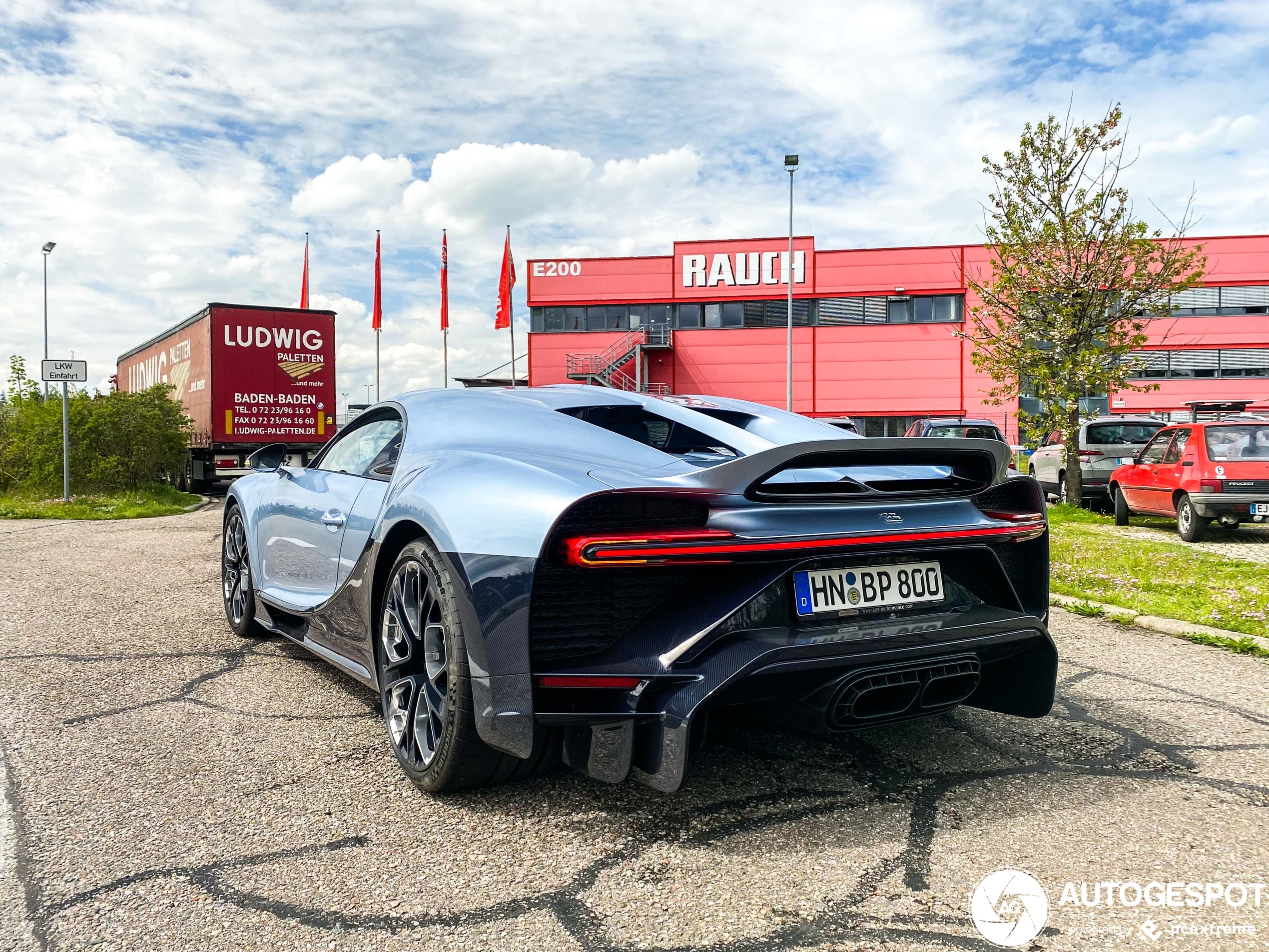 Wow! Bugatti Chiron Profilée shows up in insane combo