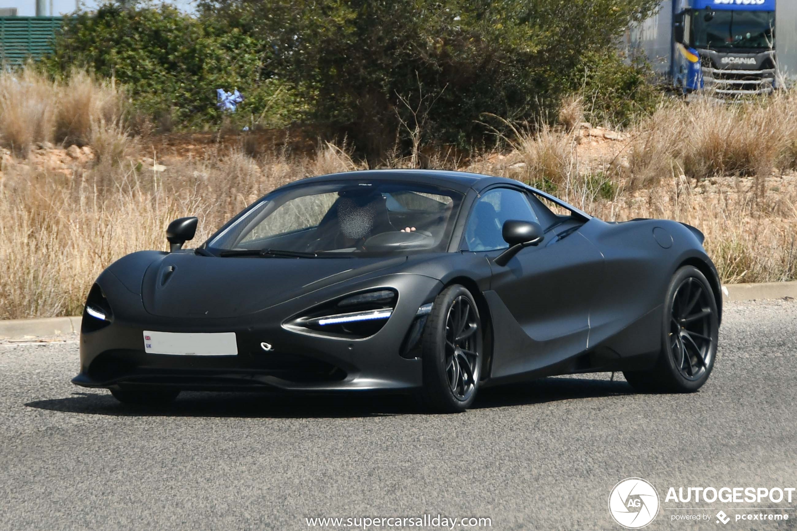 McLaren 750S rijdt zijn testrondes in Spanje