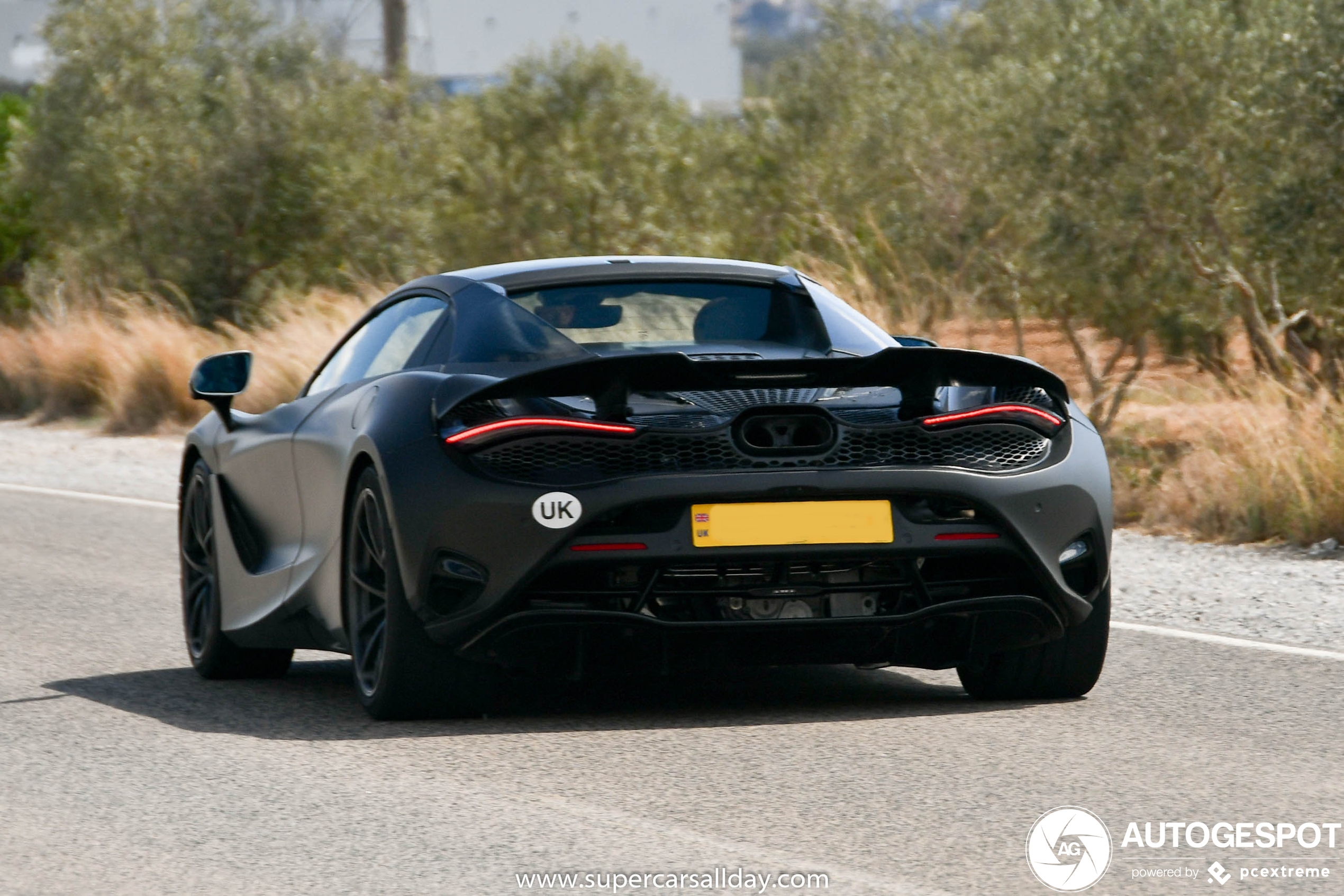 McLaren 750S rijdt zijn testrondes in Spanje