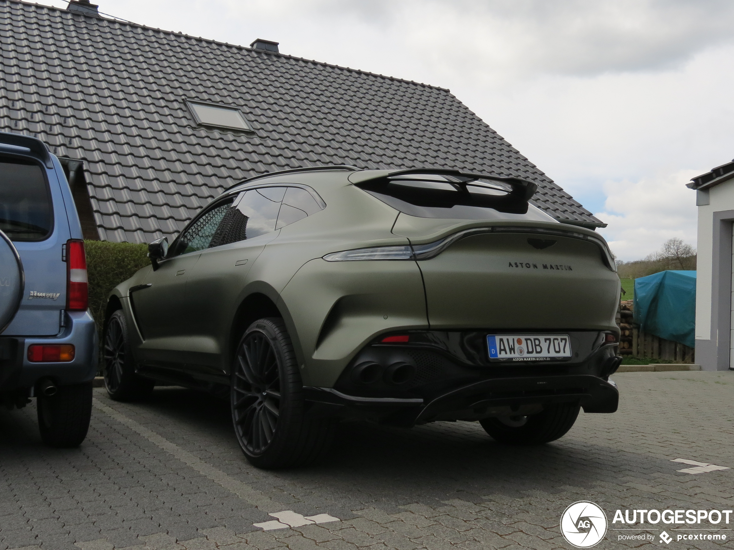 Aston Martin DBX707