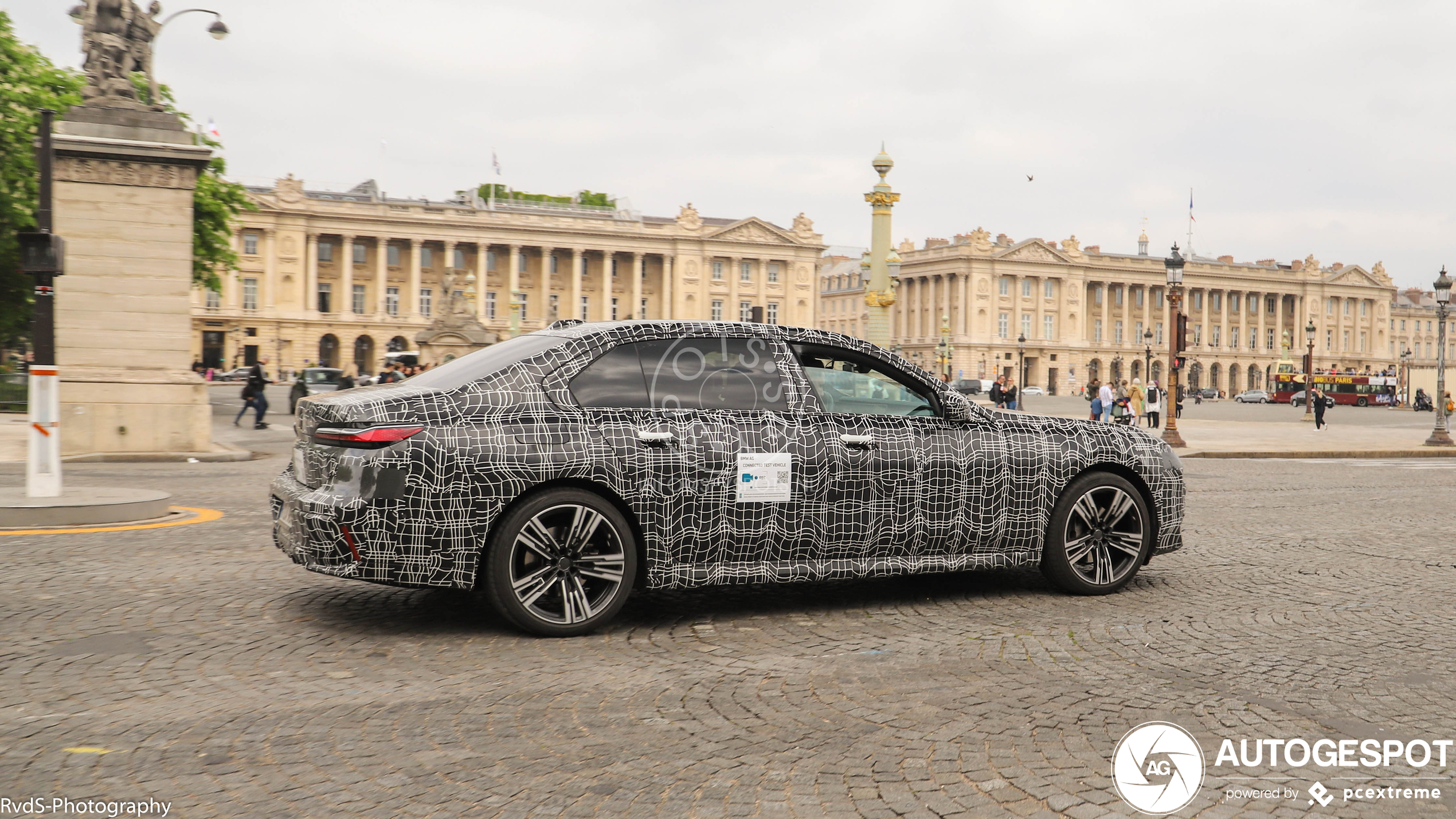 BMW i7