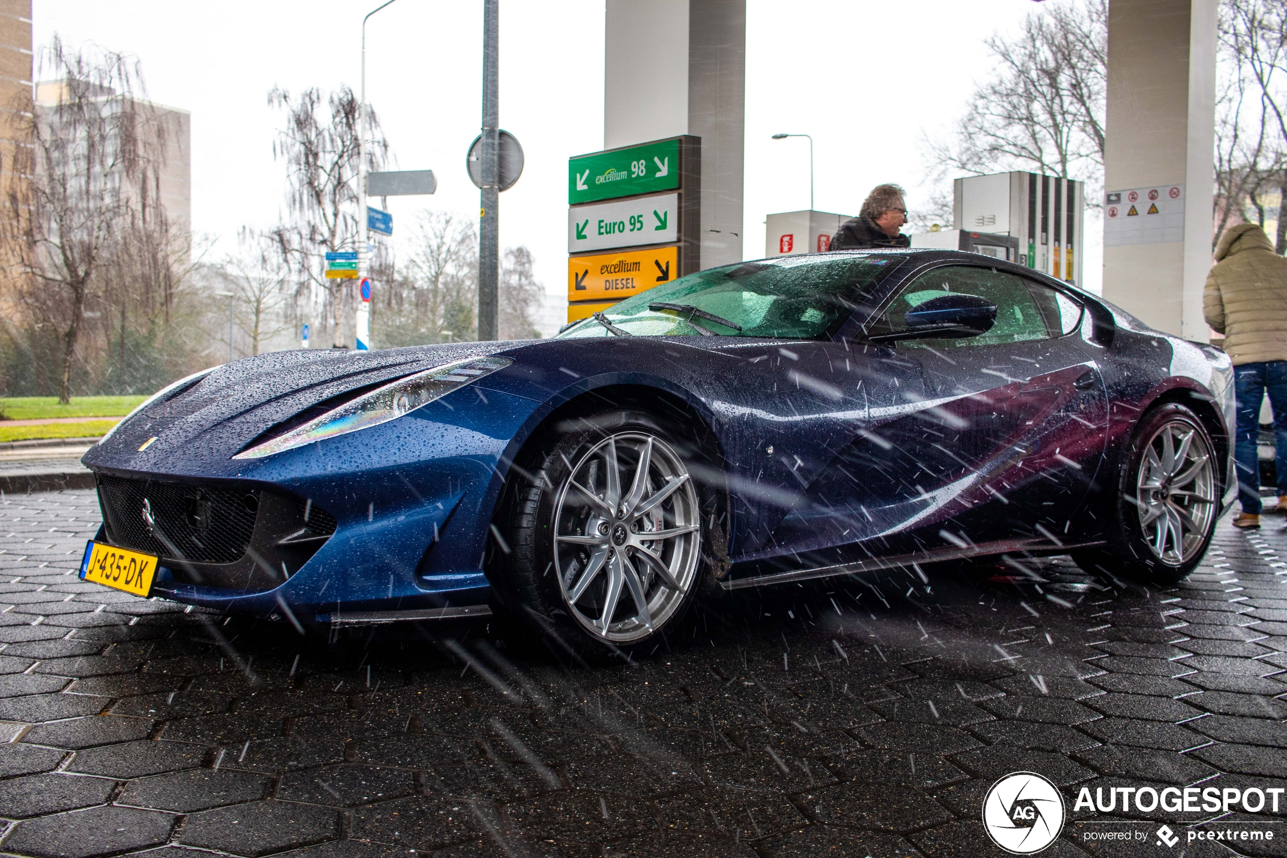 Sneeuw en een Ferrari zijn een interessante combinatie