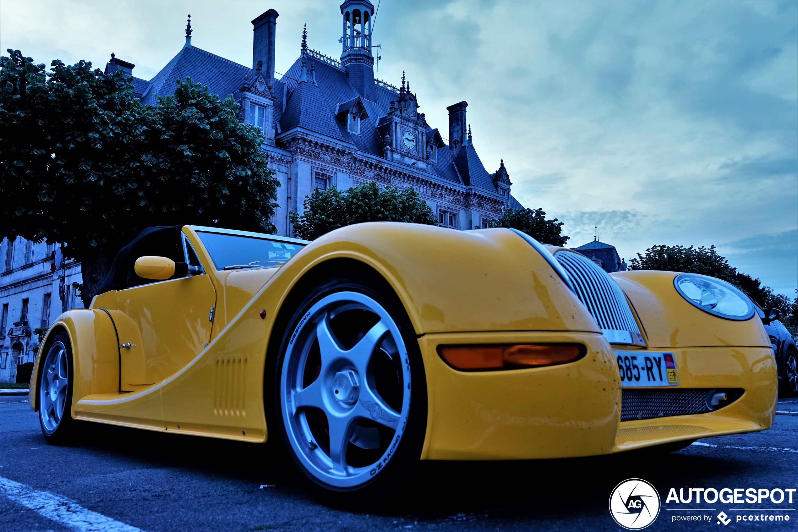 Morgan Aero 8 kijkt verdrietig naar camera
