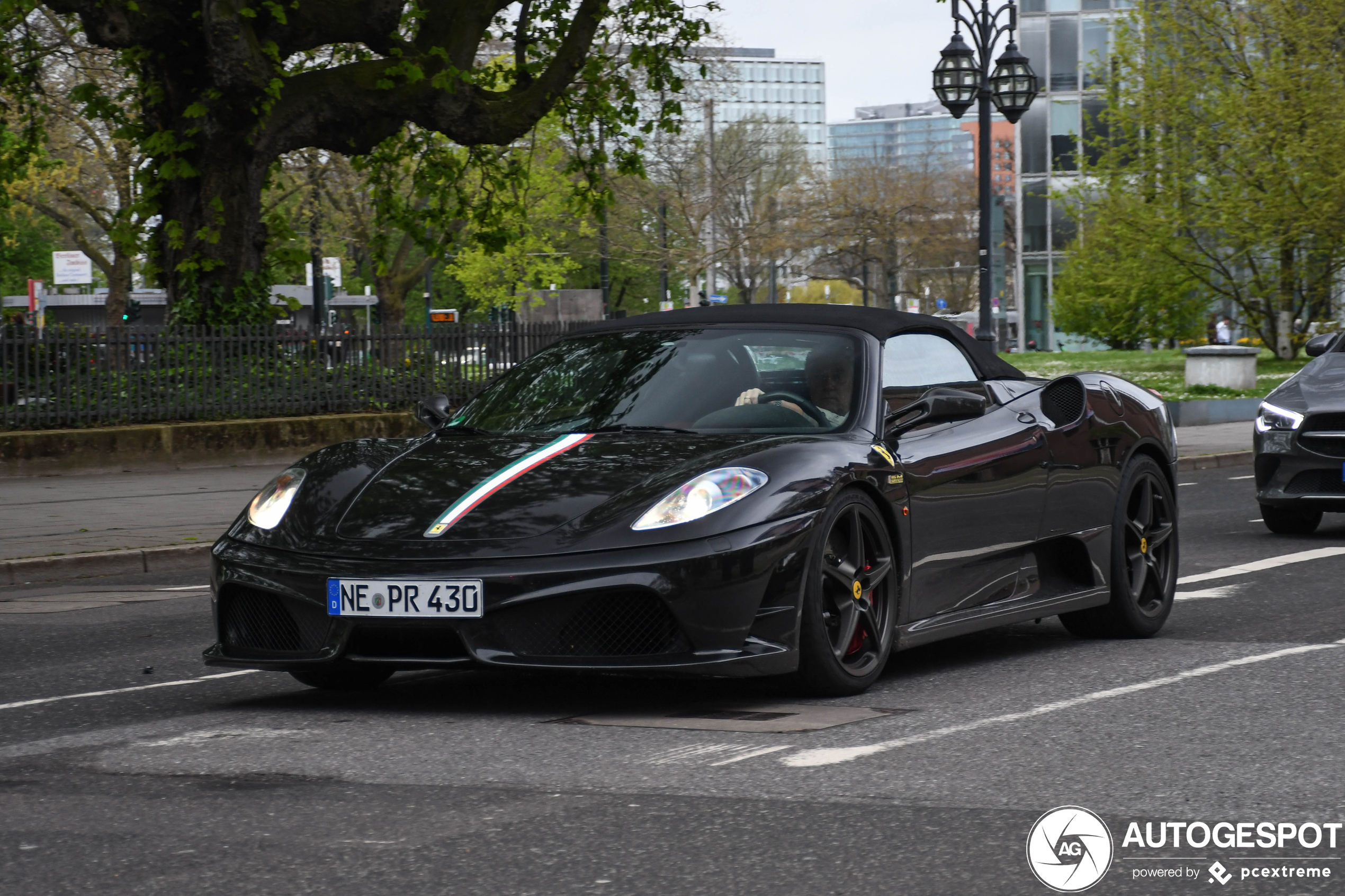 Ferrari Scuderia Spider 16M