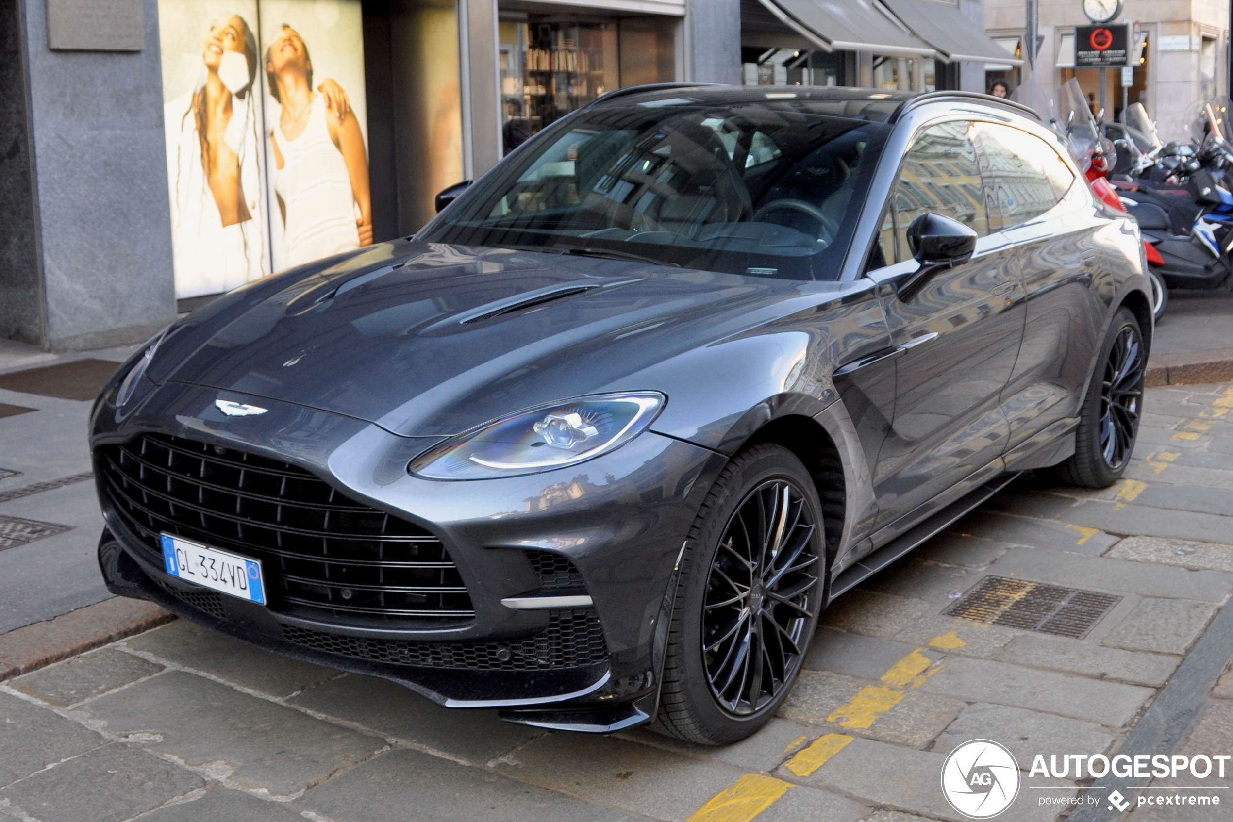 Aston Martin DBX707