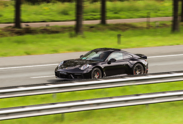 Porsche 992 Carrera 4S