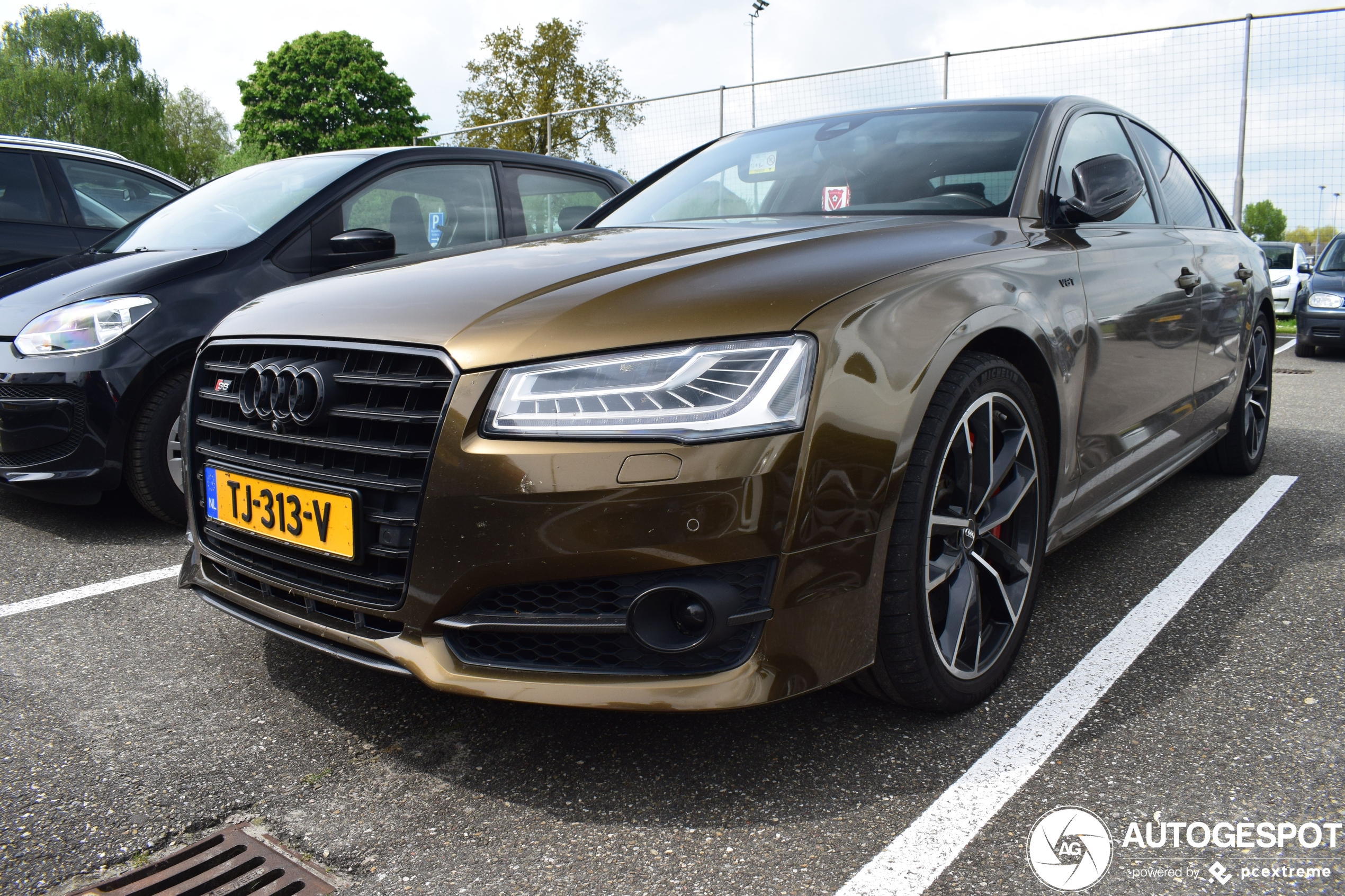 Twee stuks lekker gekleurde Audi S8 Plus