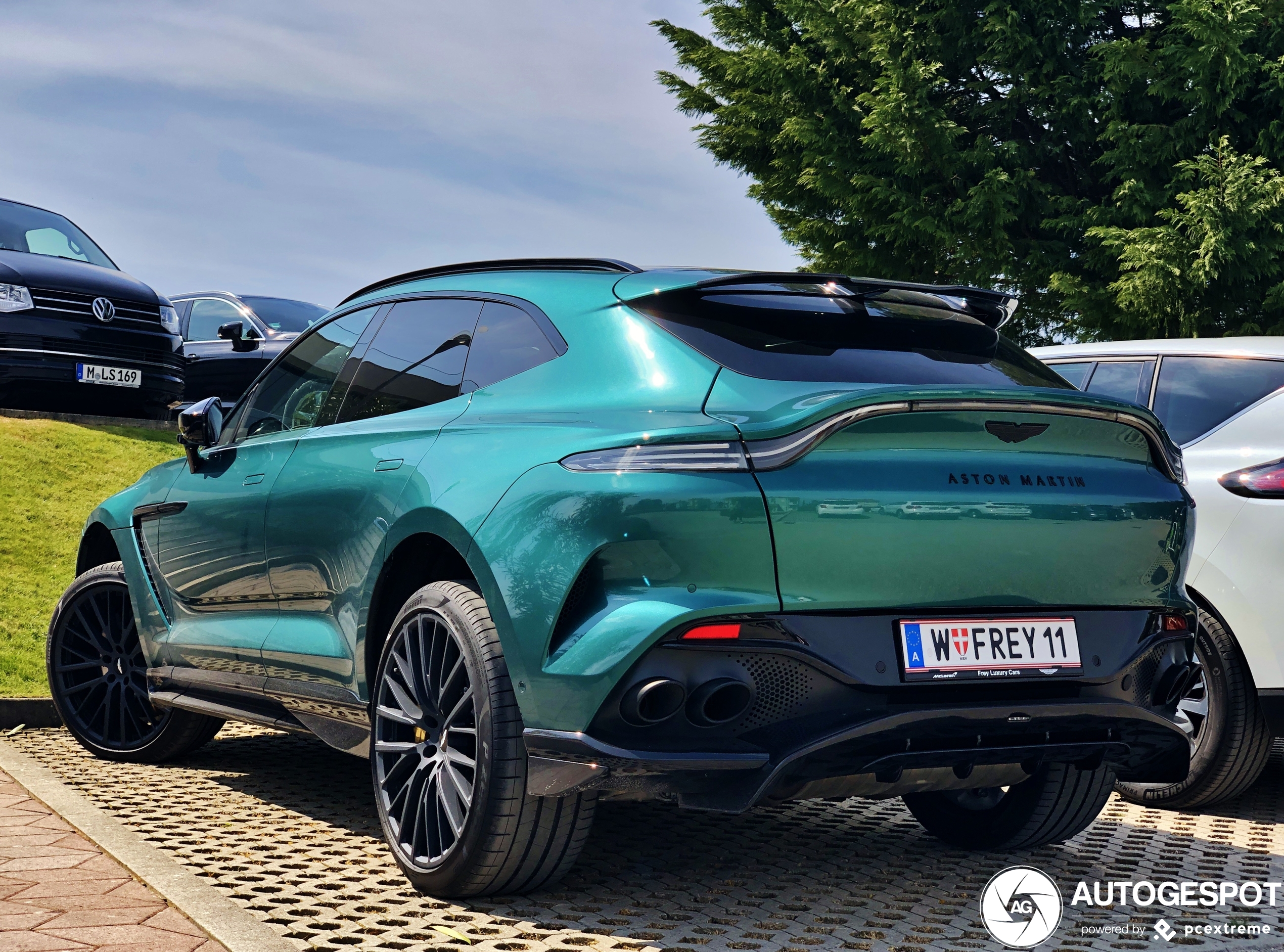 Aston Martin DBX707