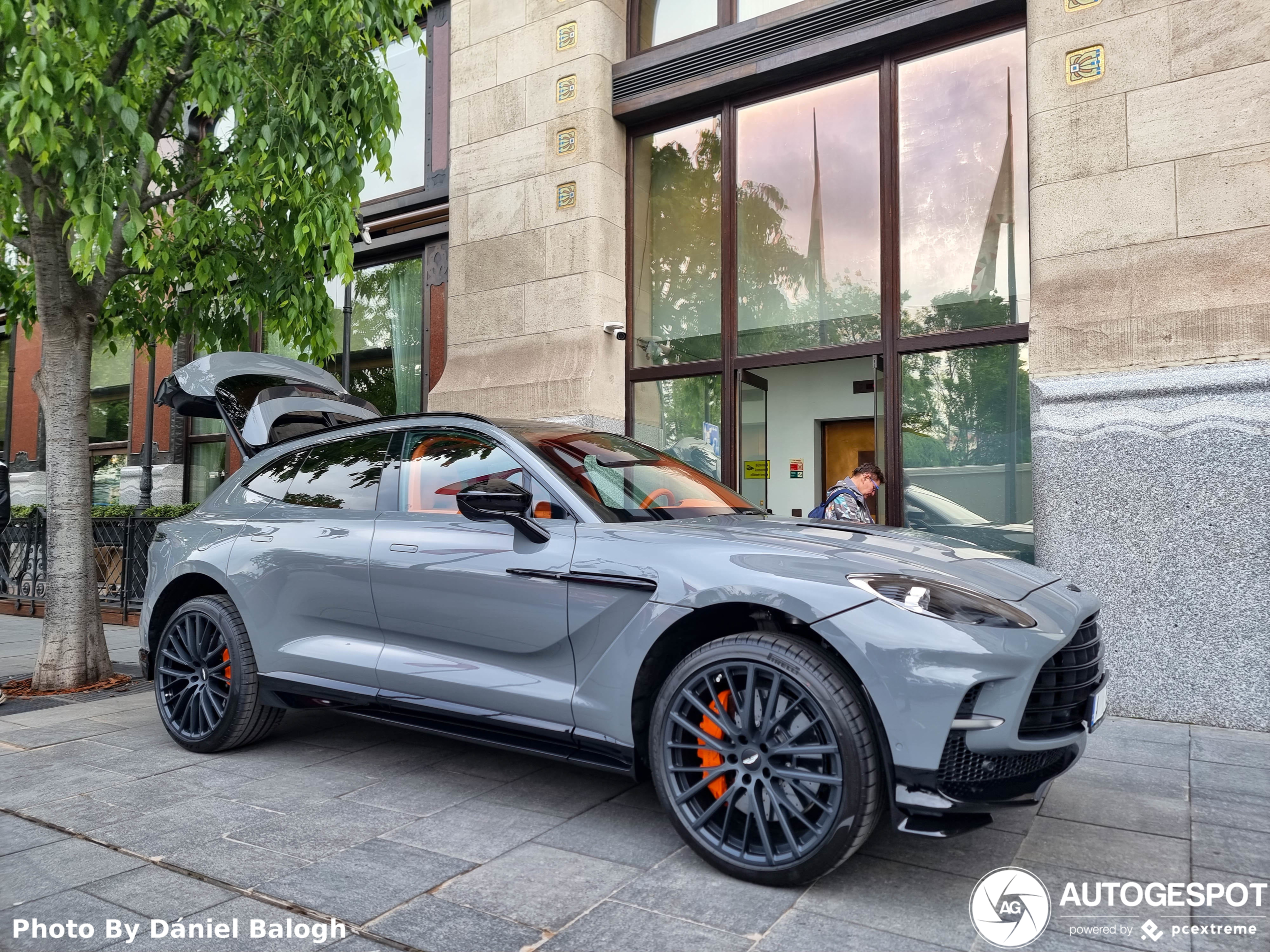 Aston Martin DBX707