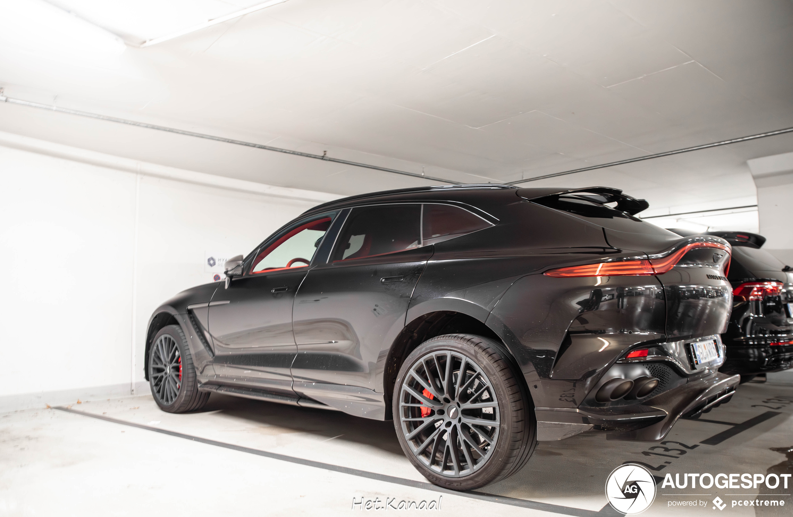 Aston Martin DBX707