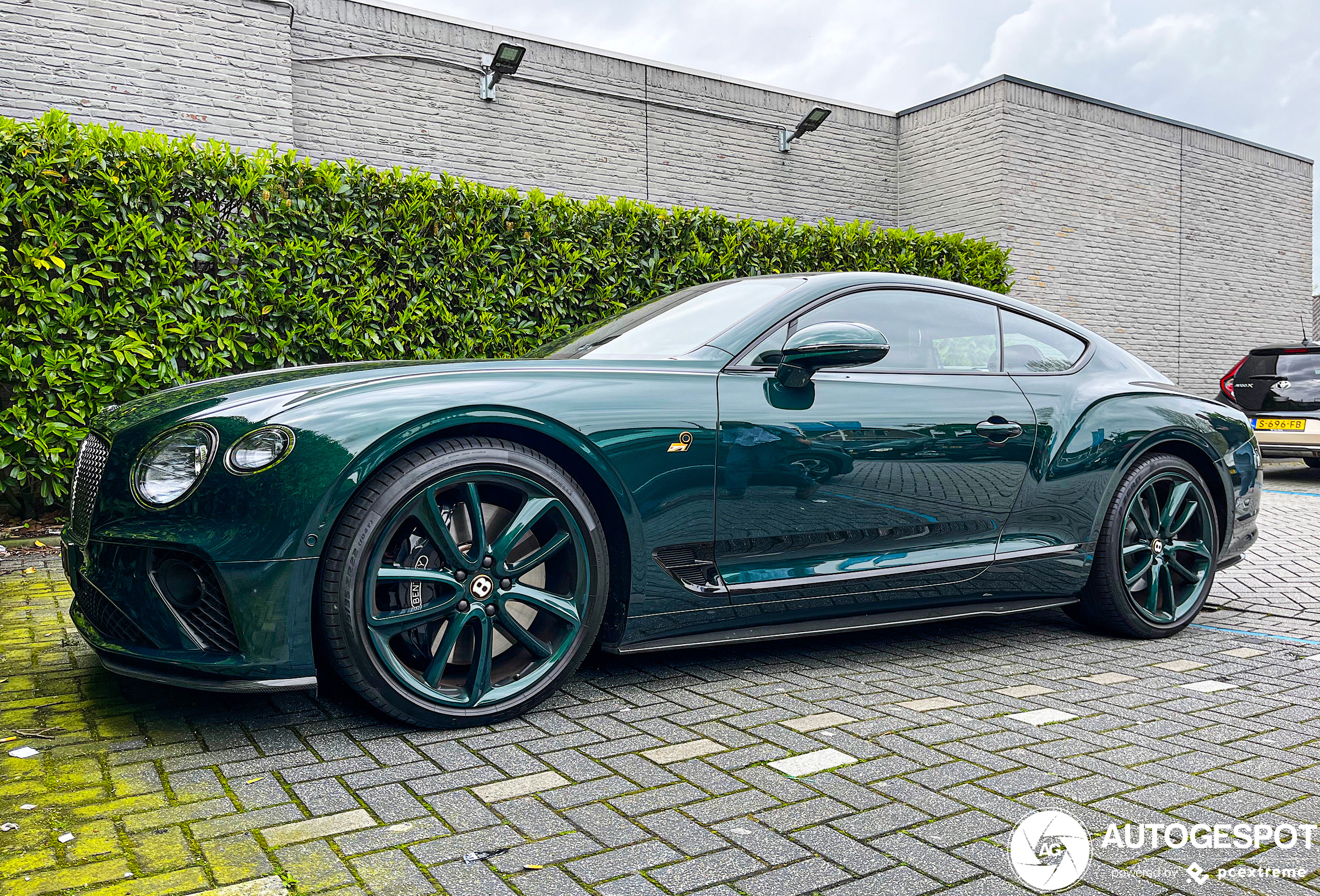 Beautiful bentley with body colored rims