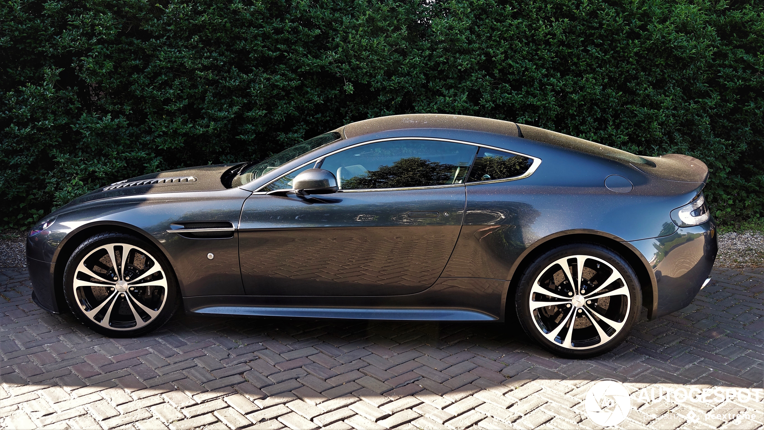 Aston Martin V12 Vantage