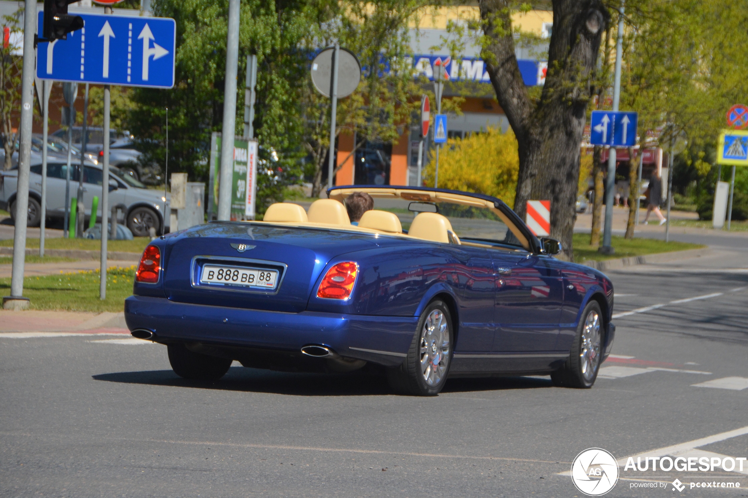 Russische Bentley Azure reist Europa door