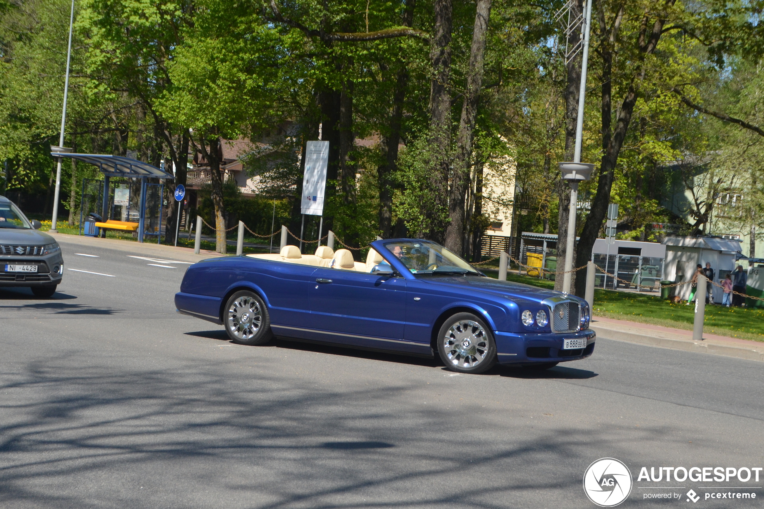 Russische Bentley Azure reist Europa door