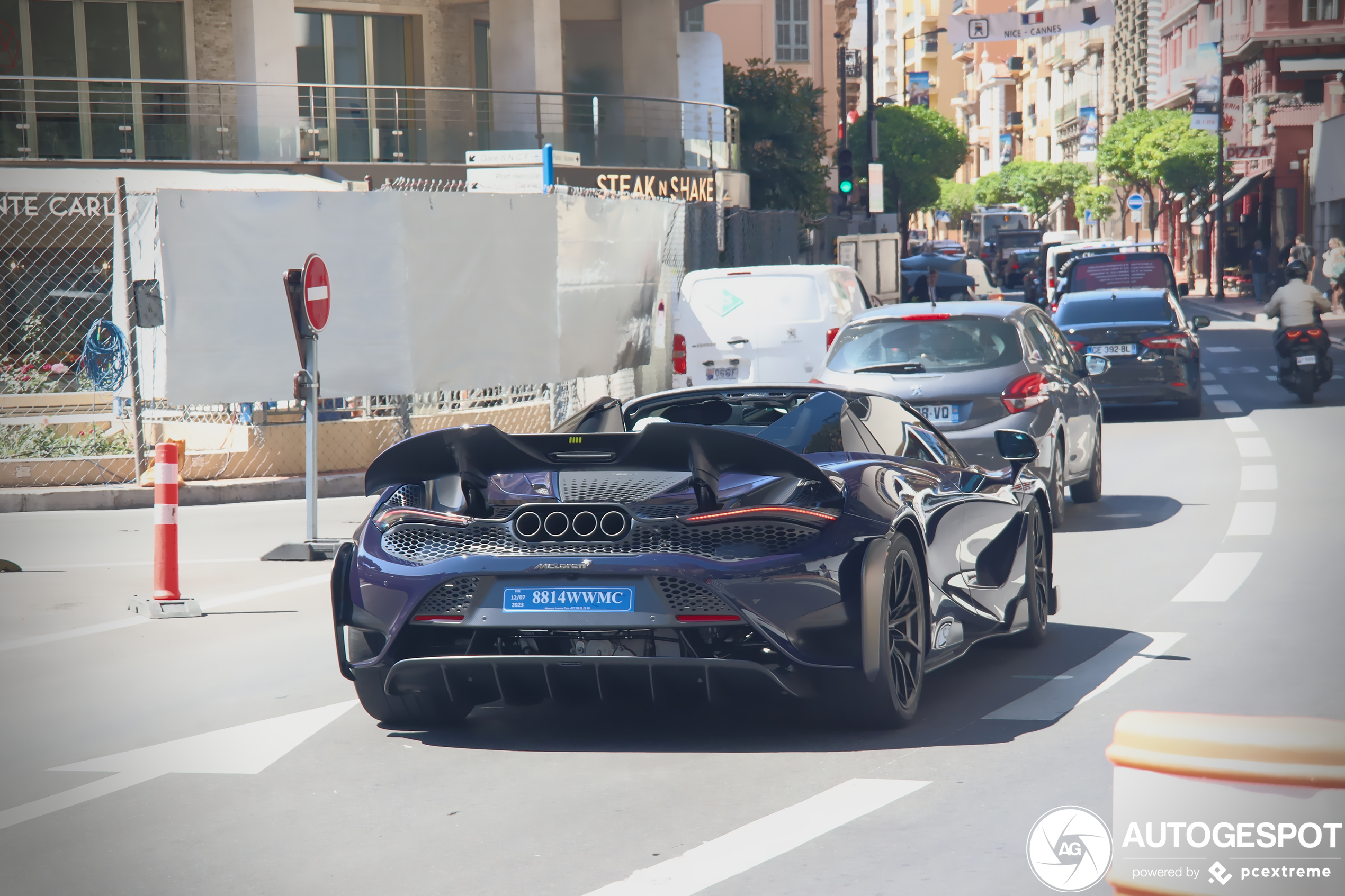 Lando Norris flaneert in Monaco met zijn splinternieuwe McLaren 765LT