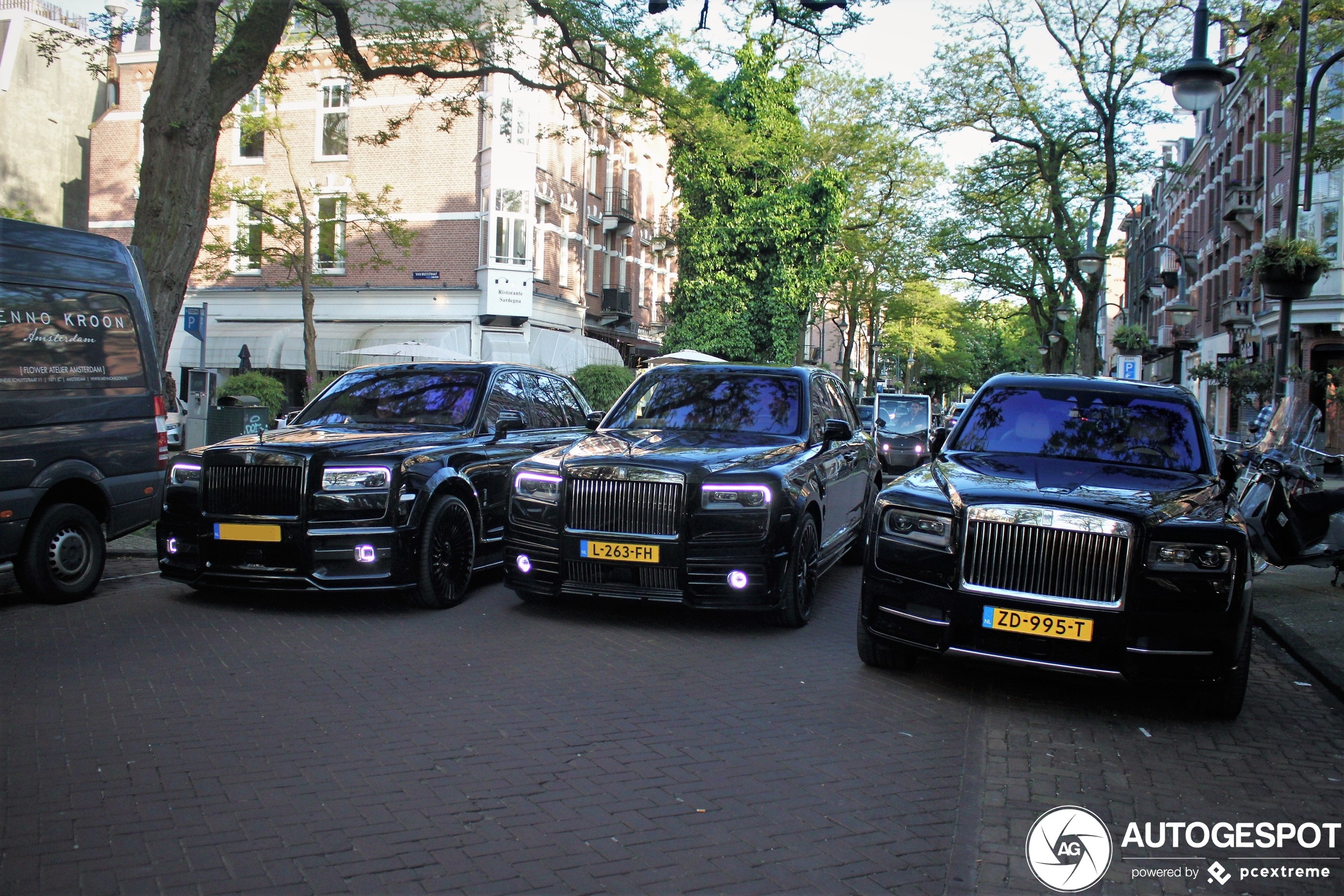 Trio van Rolls-Royce Cullinans zet Amsterdam op zijn kop