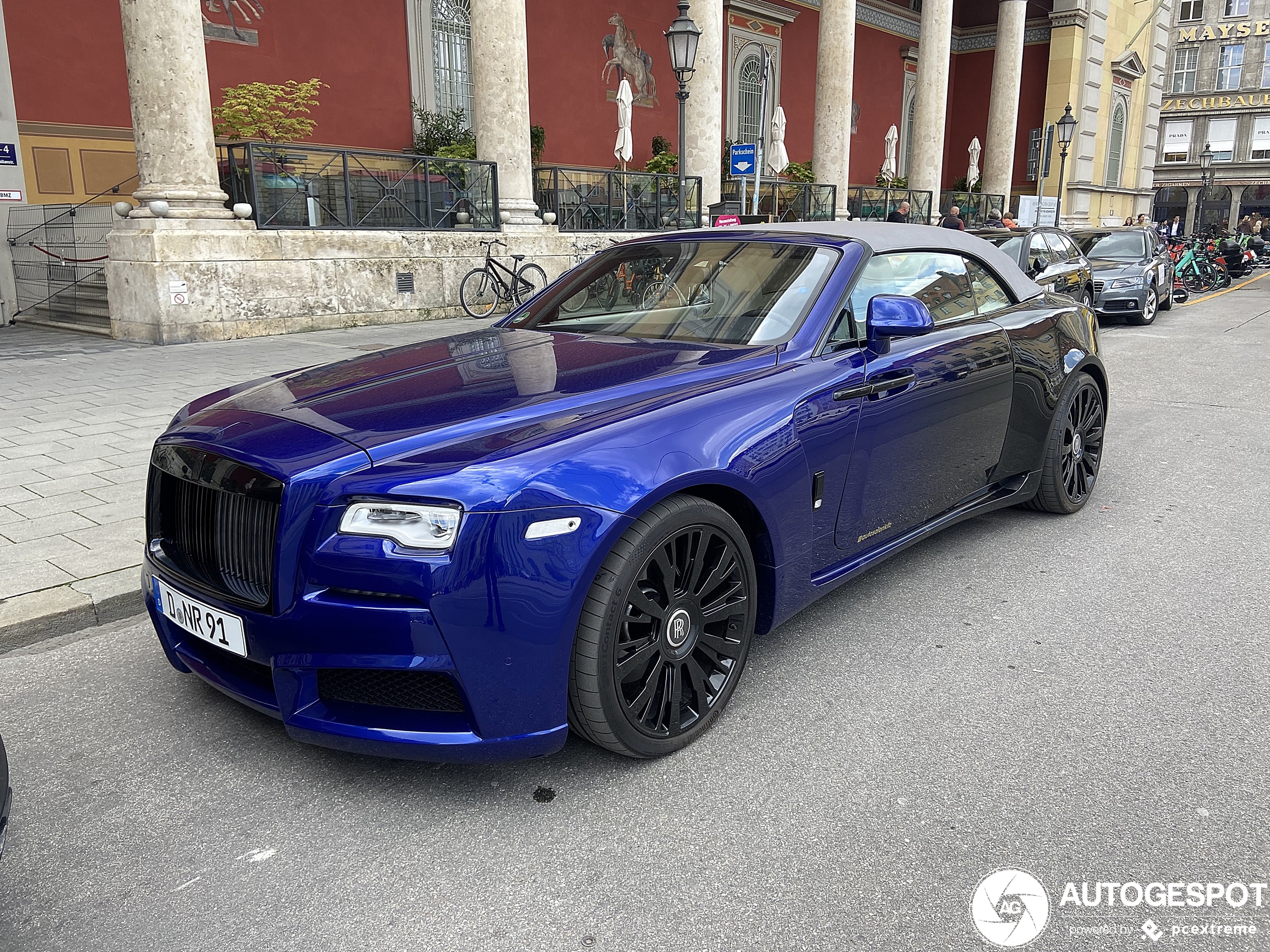 Twee zwart blauwe getunede Rolls-Royces!