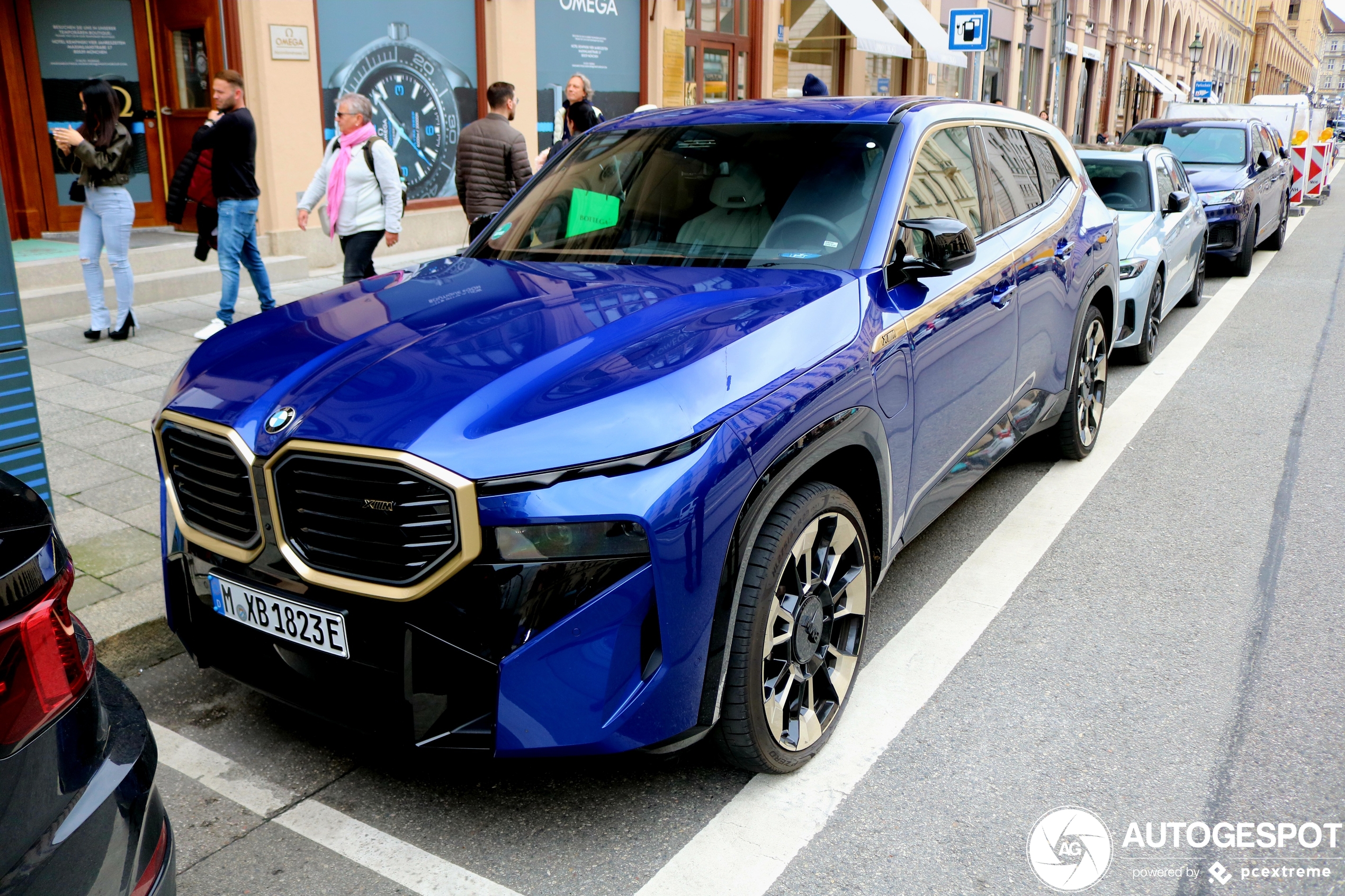 Hybride BMW XM in het blauw met gouden details
