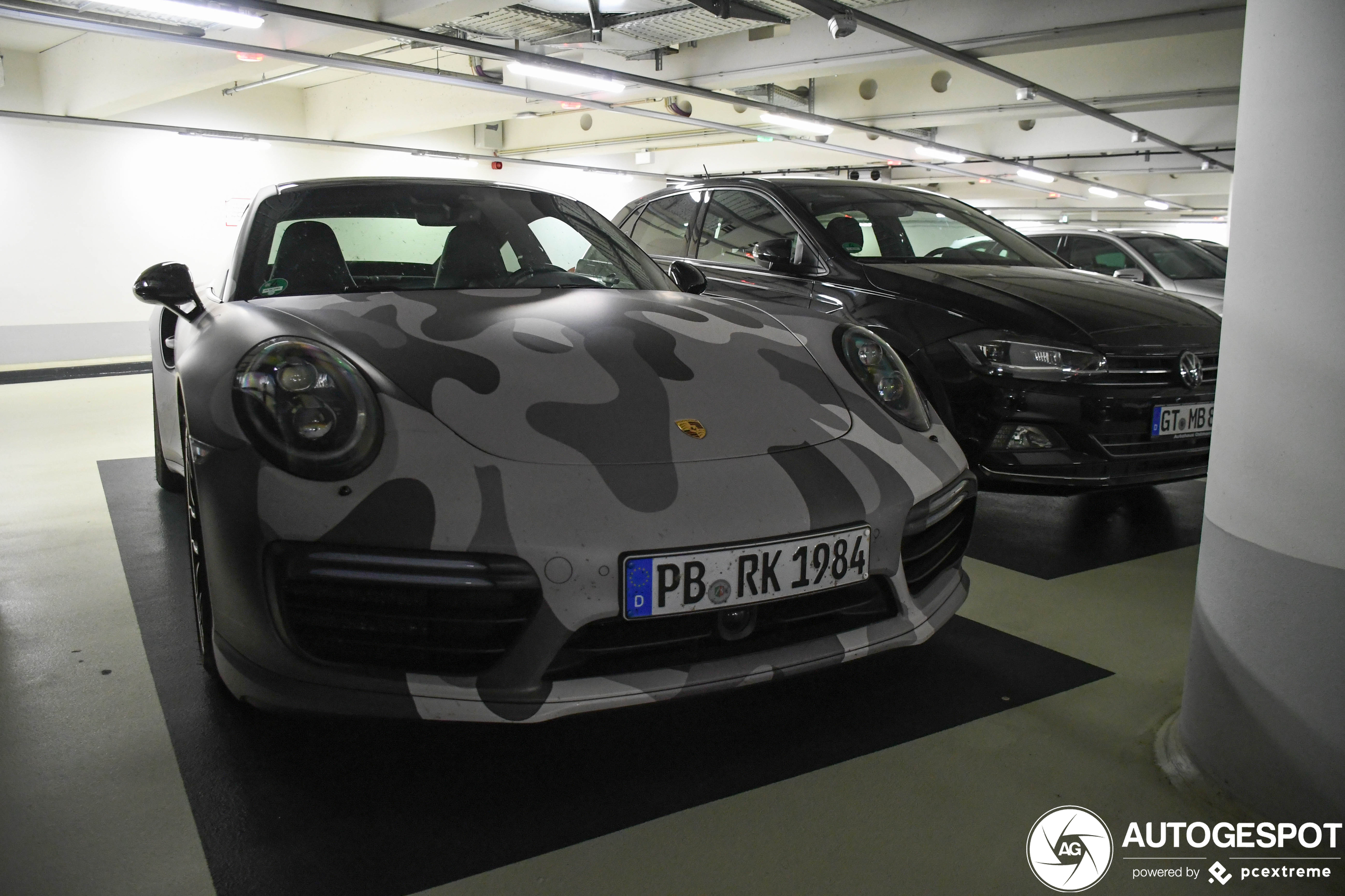Onzichtbare Porsche geparkeerd in Düsseldorf