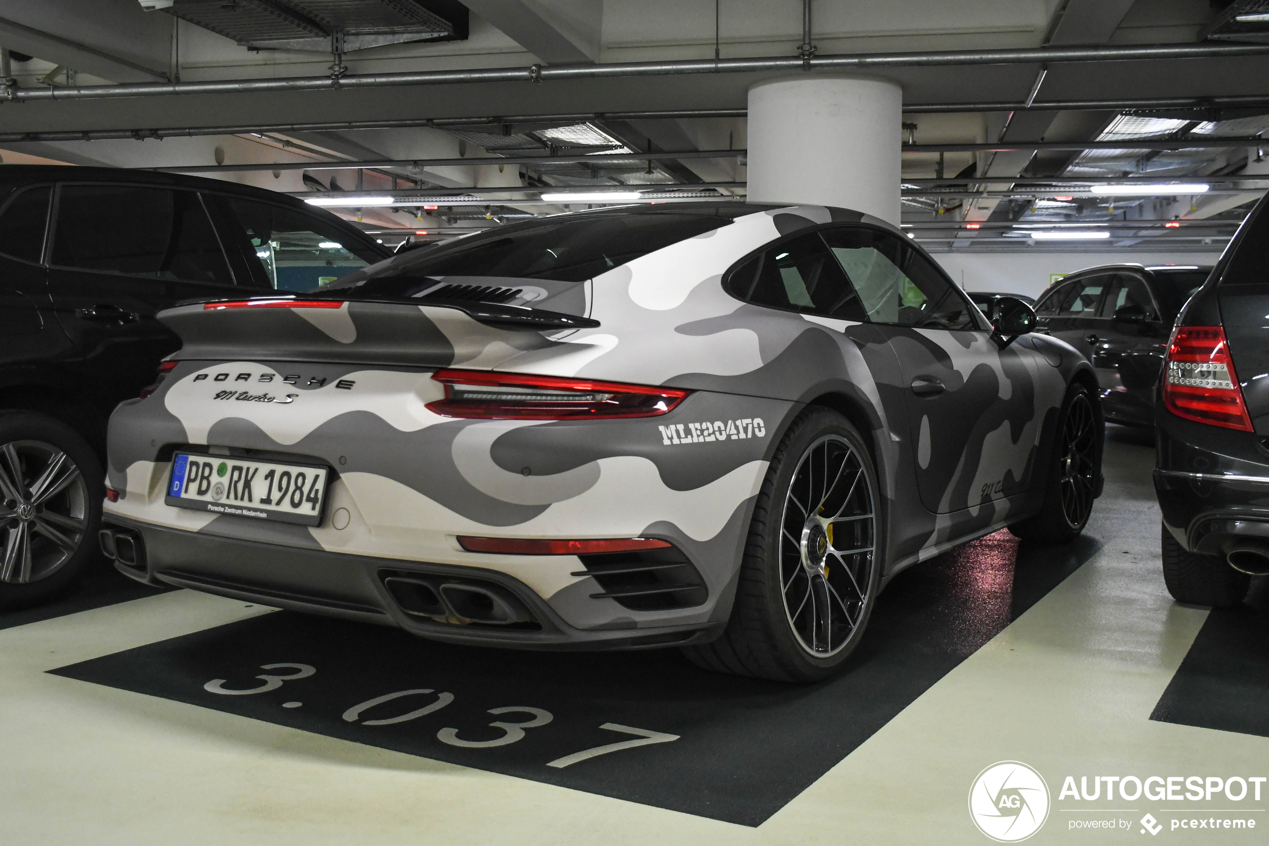 Onzichtbare Porsche geparkeerd in Düsseldorf