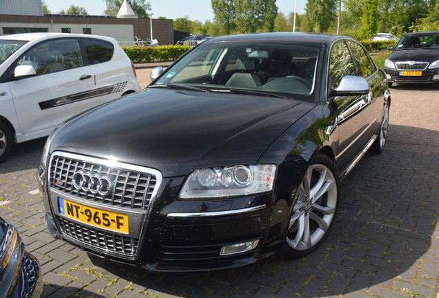 Audi S8 D3